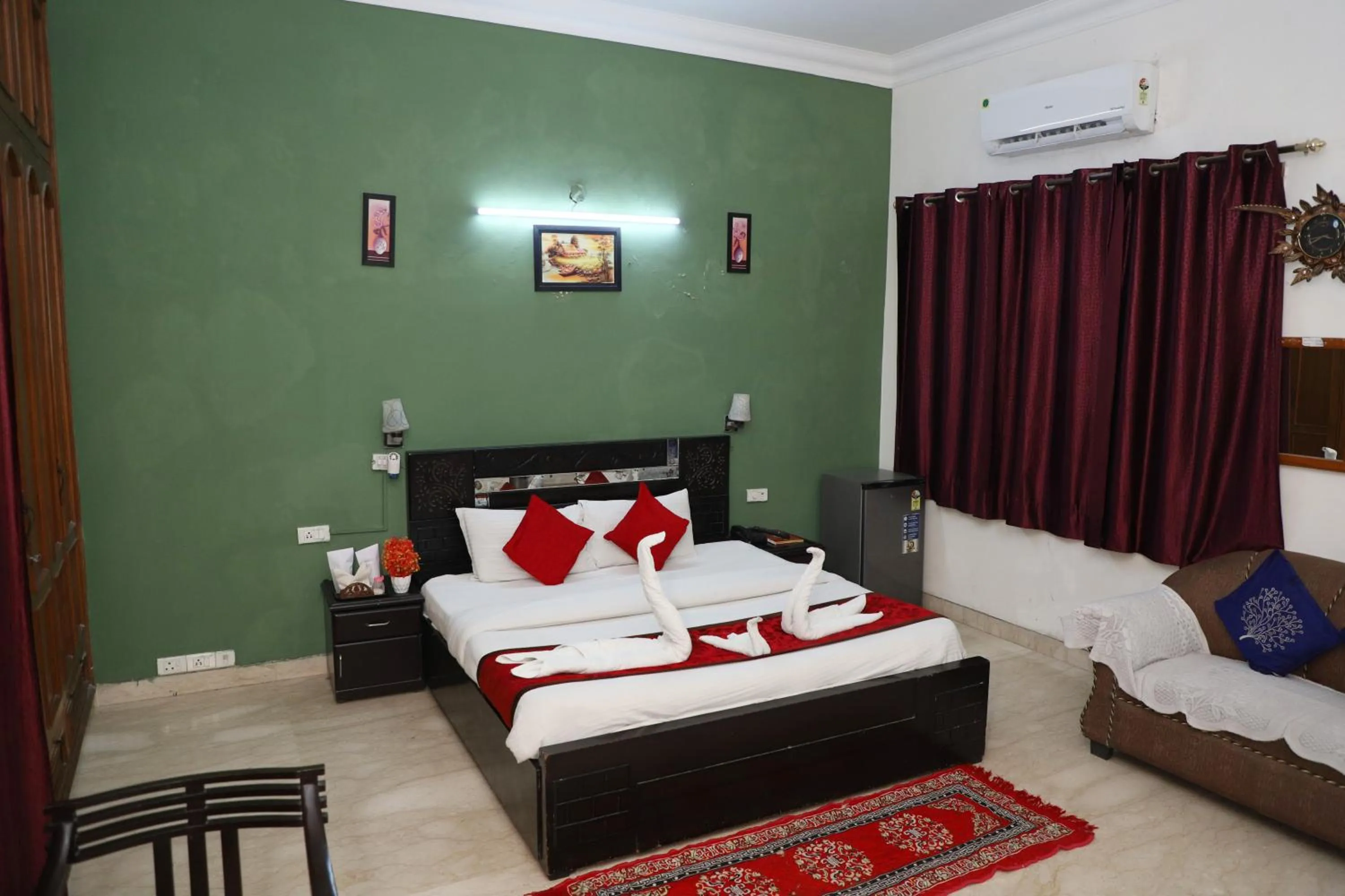 Bedroom, Bed in Hotel Ashray Noida