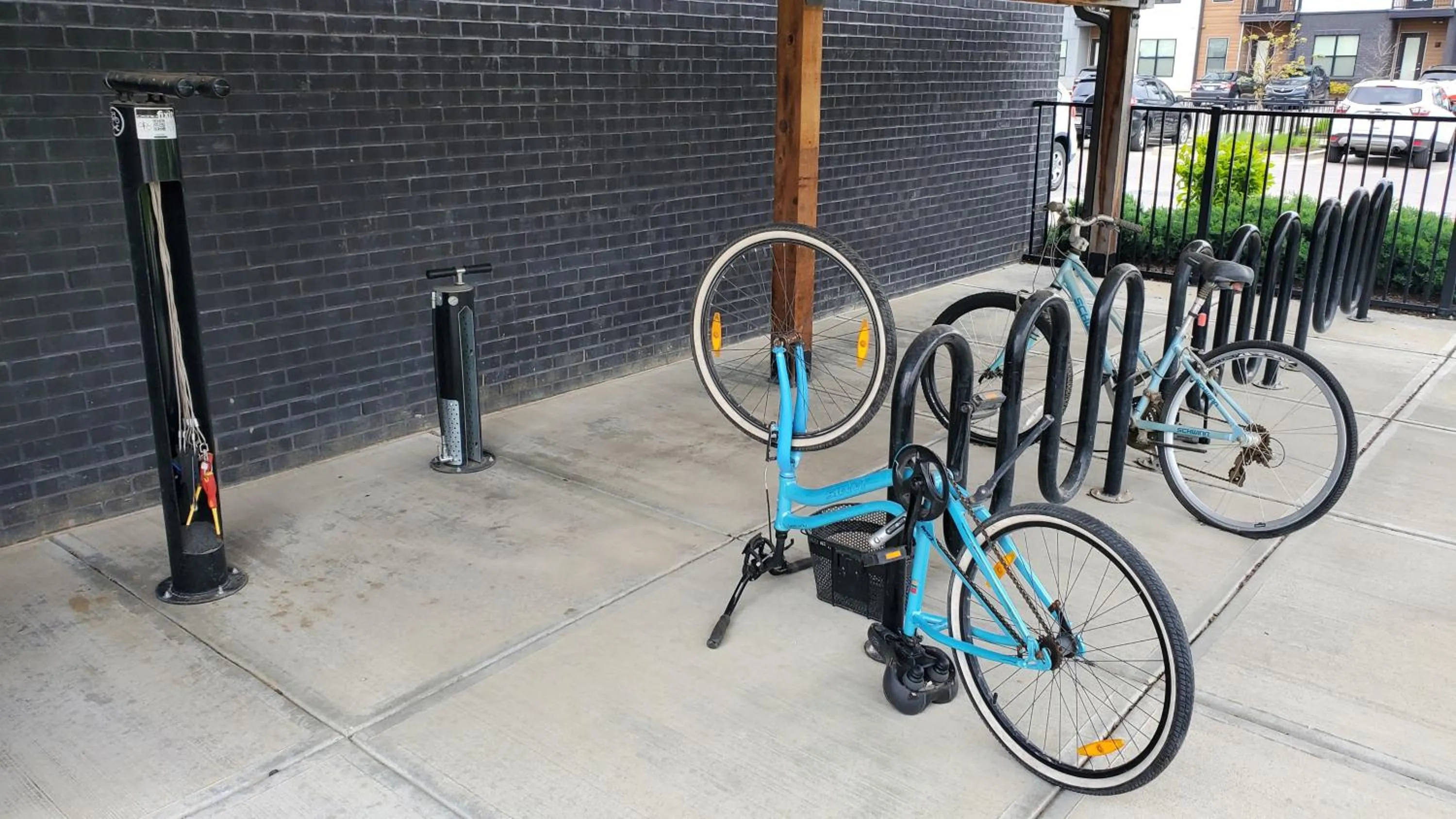 storage in Contemporary 1 BDRM Apt with Pool Parking Gym