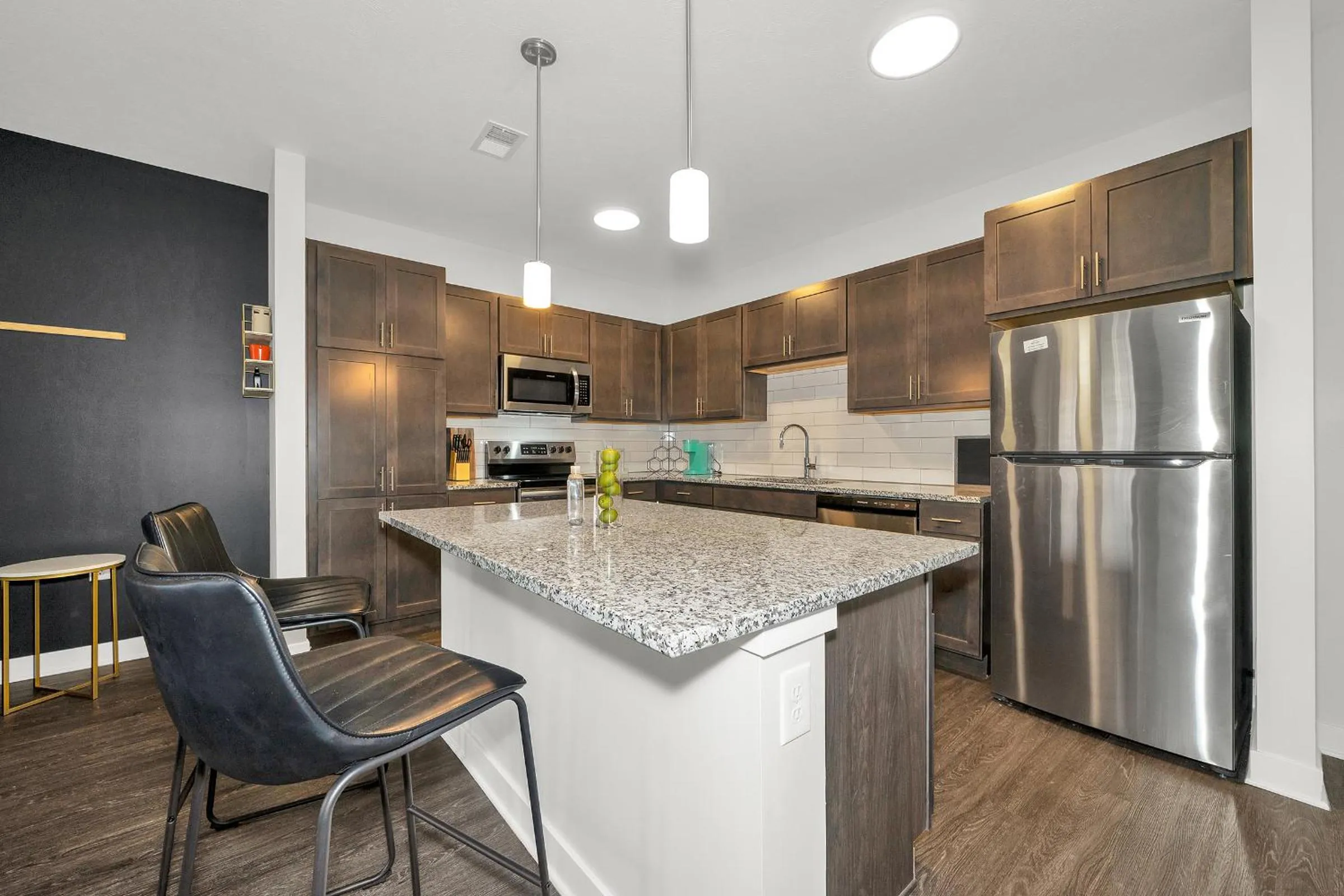 Kitchen or kitchenette in Contemporary 1 BDRM Apt with Pool Parking Gym