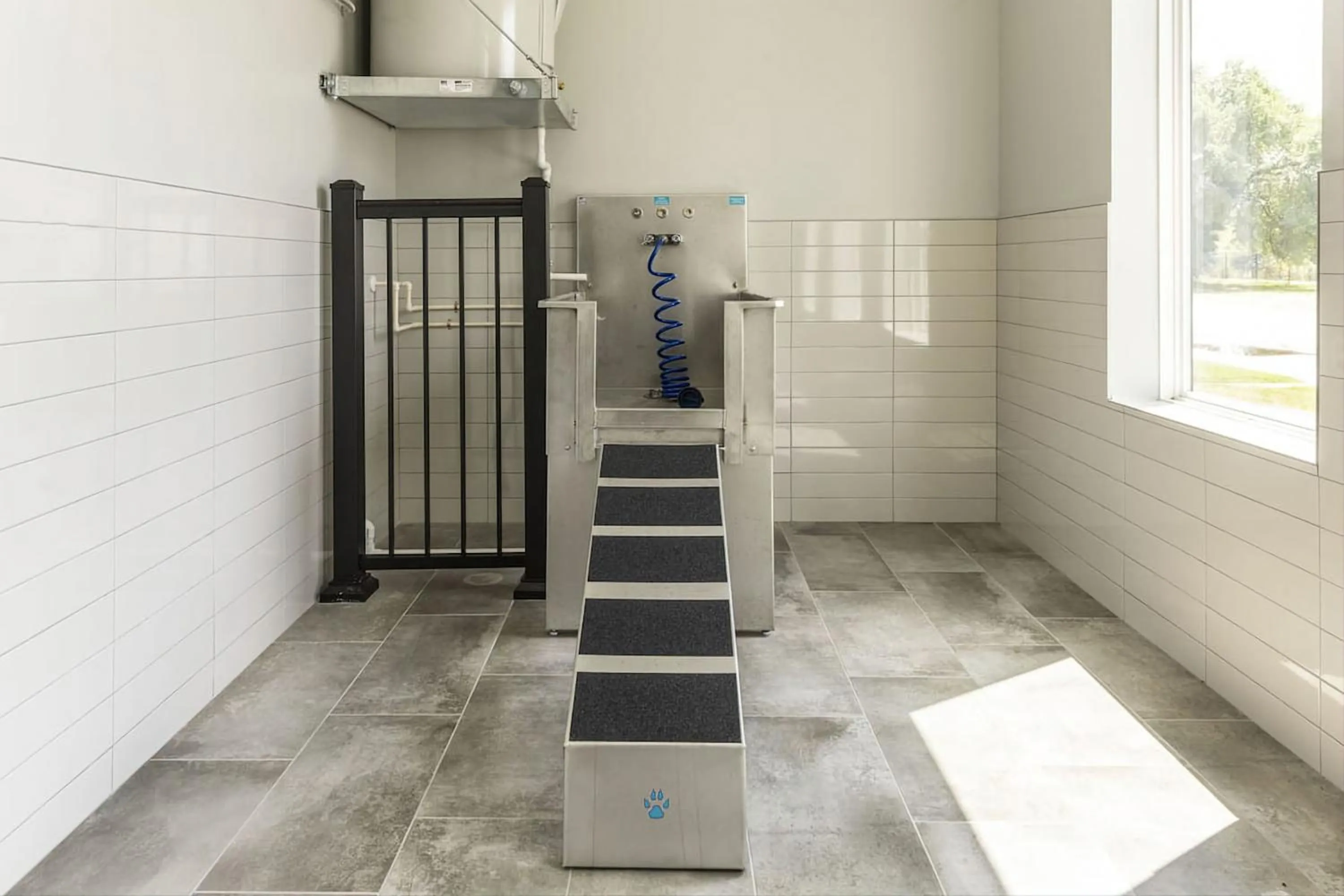 Pets in Contemporary 1 BDRM Apt with Pool Parking Gym