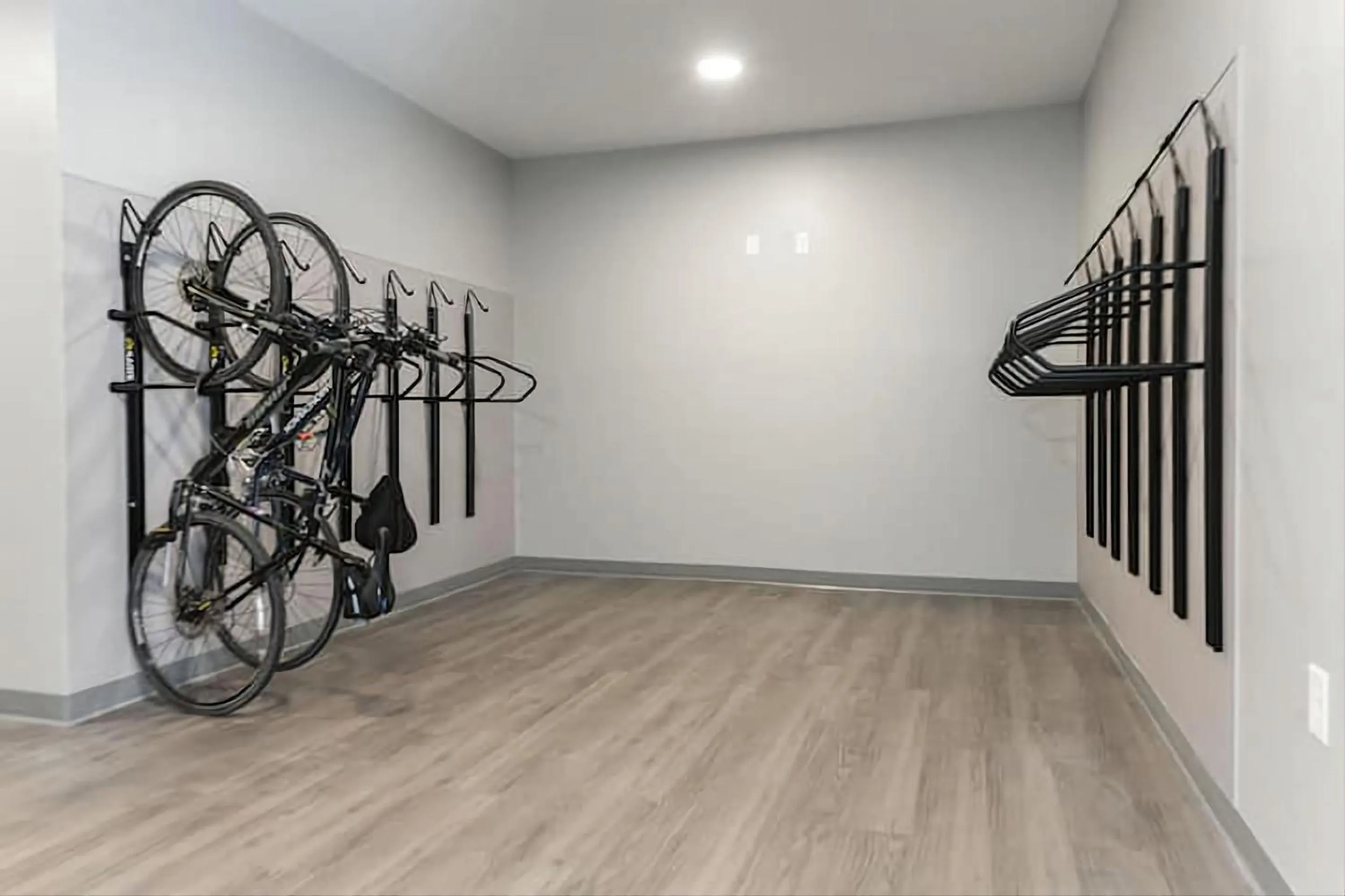Cycling in Contemporary 1 BDRM Apt with Pool Parking Gym