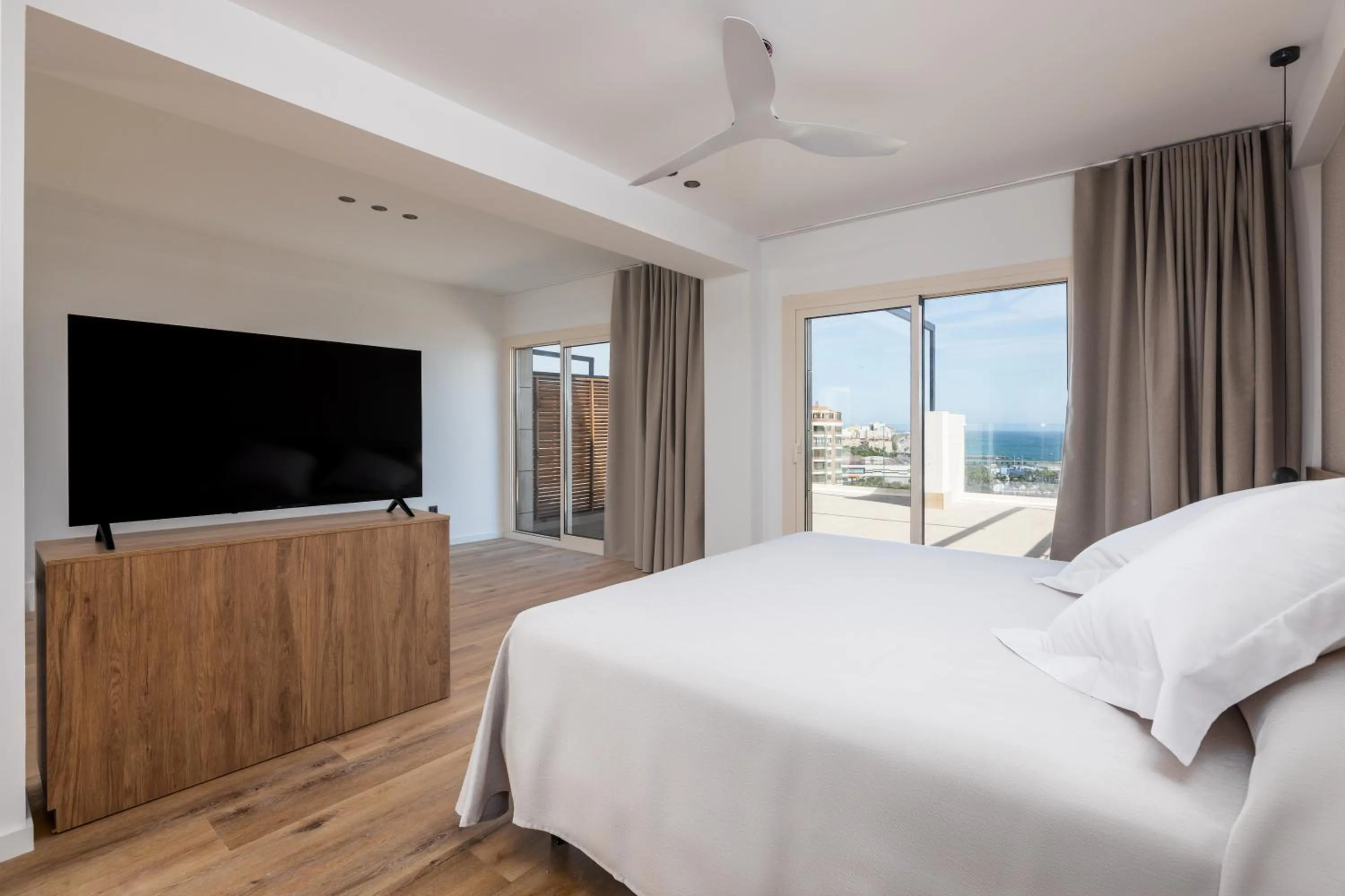 Bedroom, Bed in Ohtels Gran Hotel Almeria