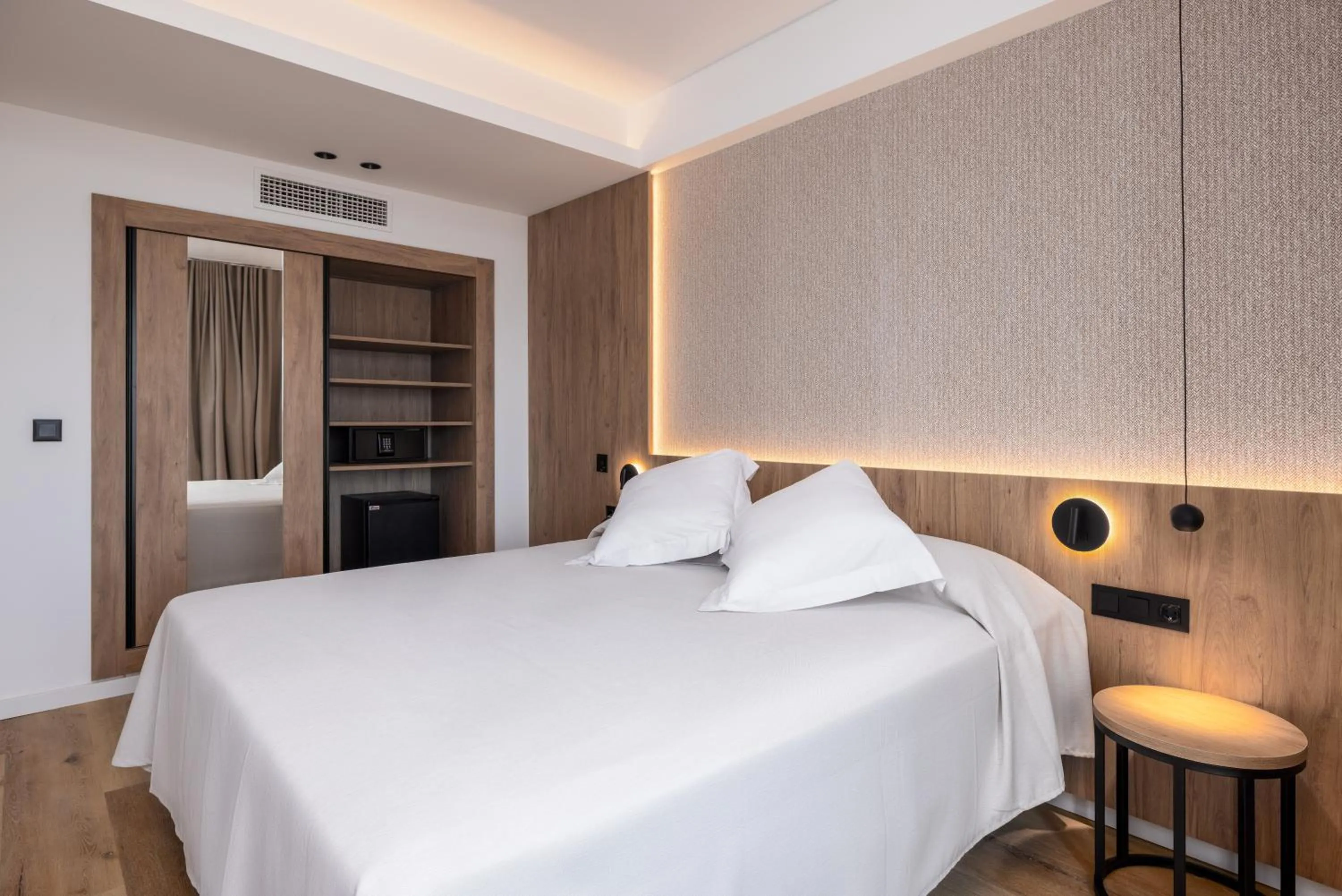 Bedroom, Bed in Ohtels Gran Hotel Almeria