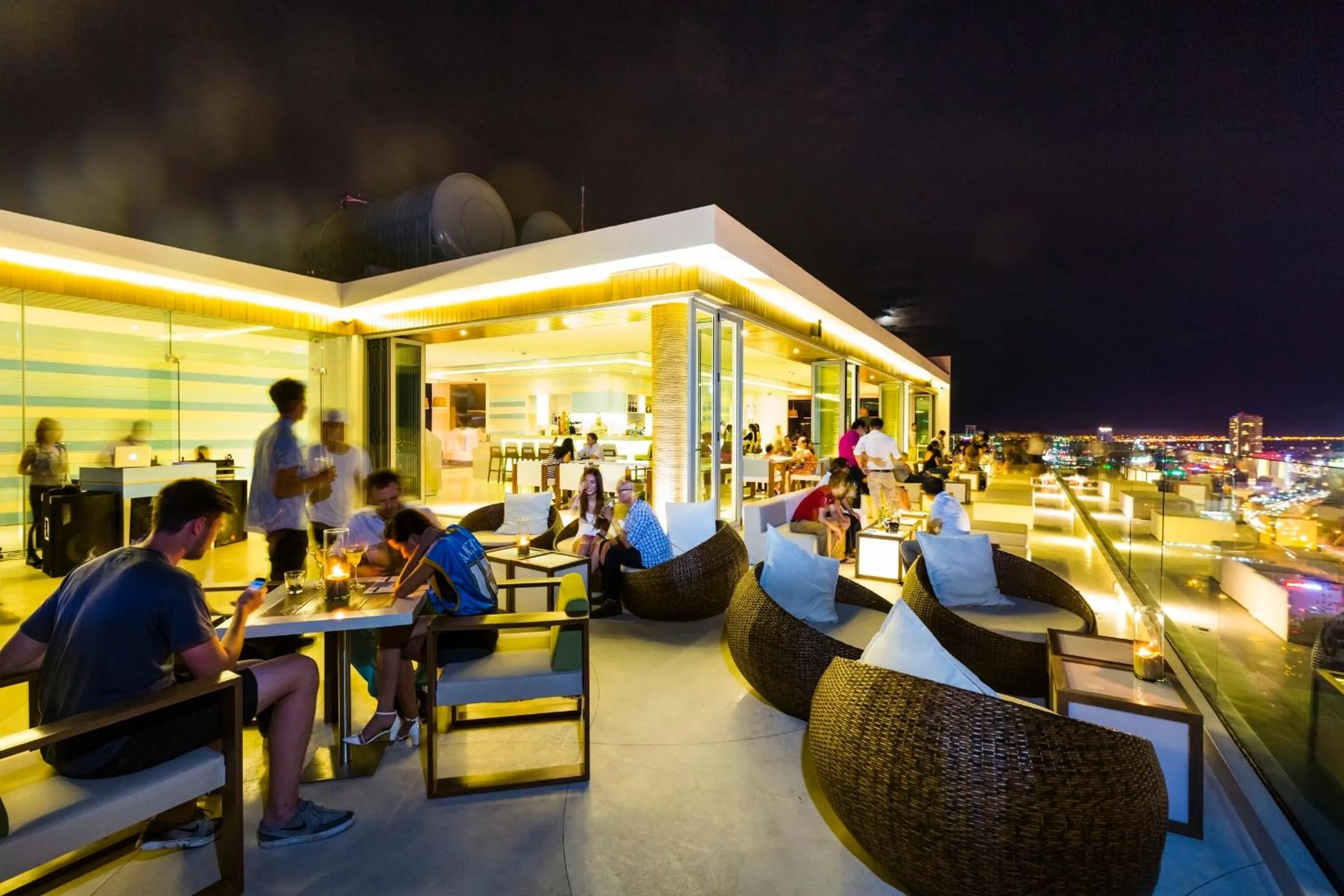 Nightclub / DJ in A La Carte Da Nang Beach