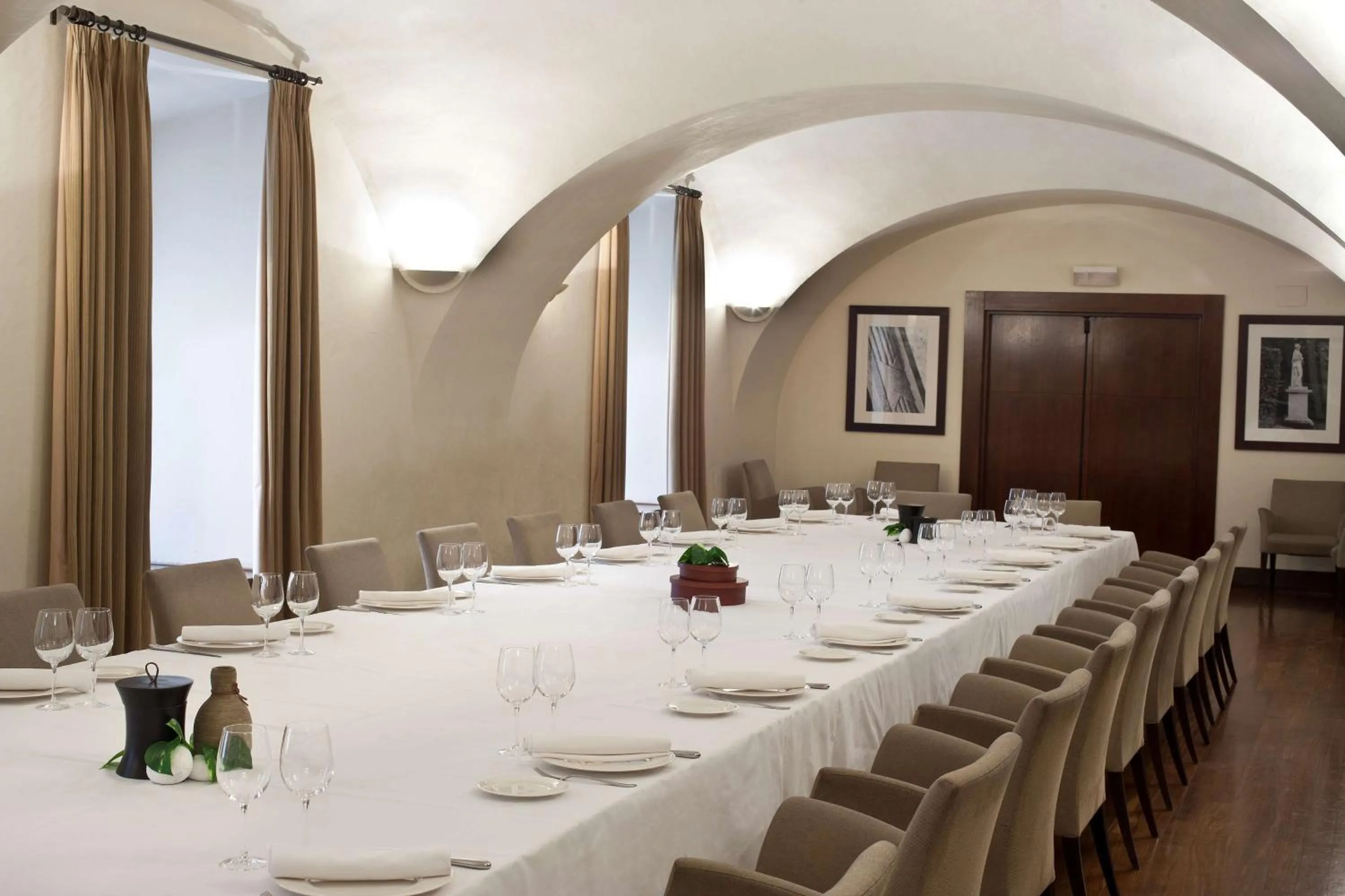 Restaurant/places to eat in NH Collection Palacio de Aranjuez