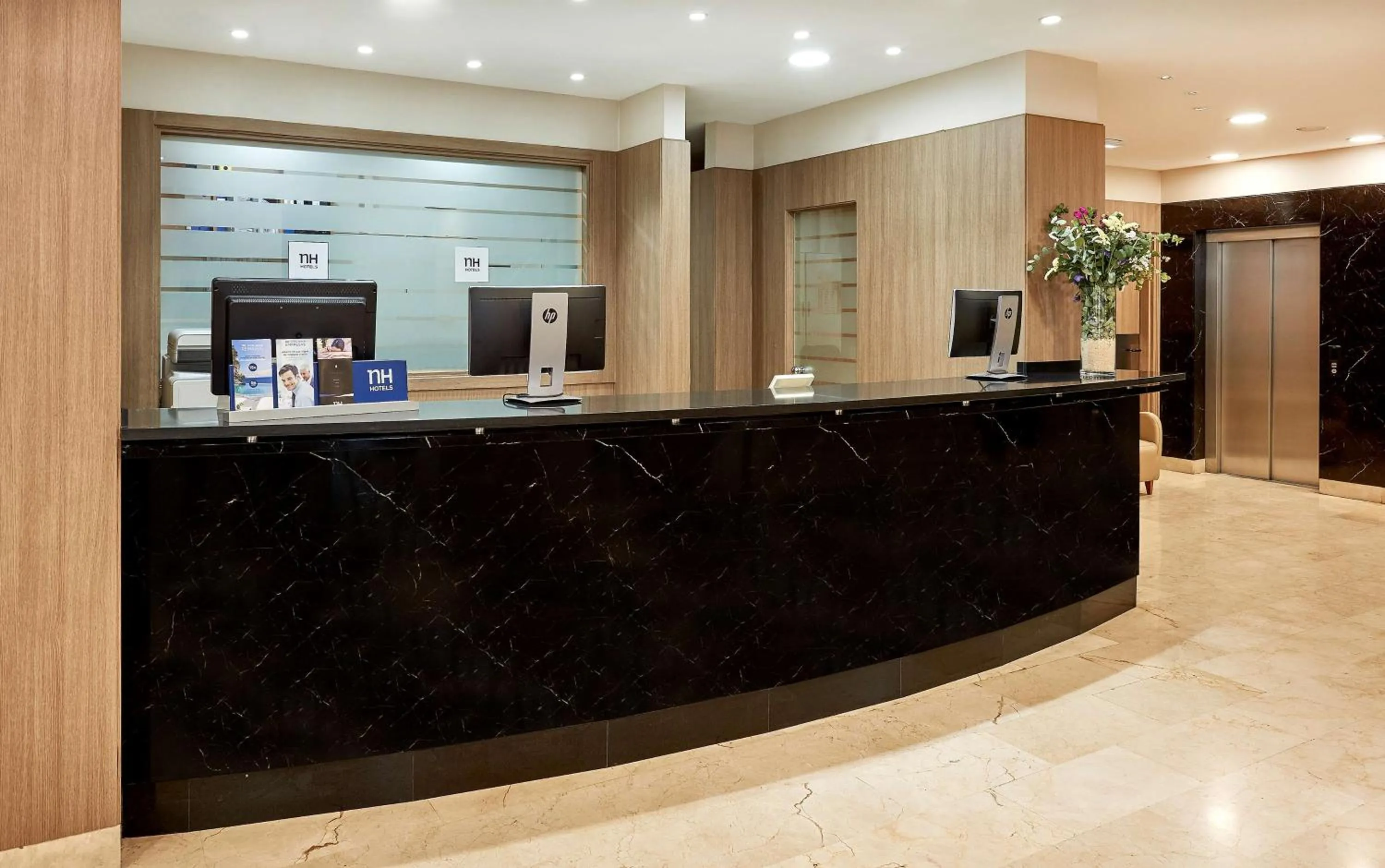 Lobby or reception in NH Valencia Las Ciencias