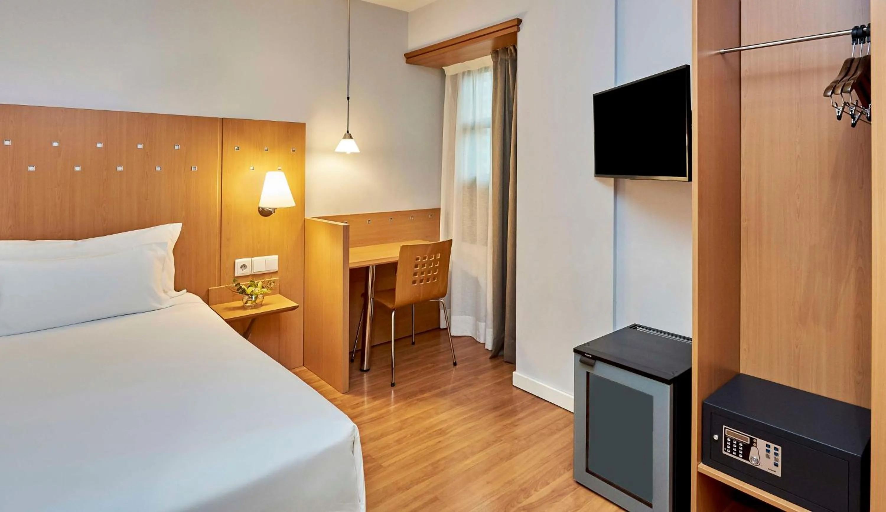 Bedroom, Bed in NH Valencia Las Ciencias