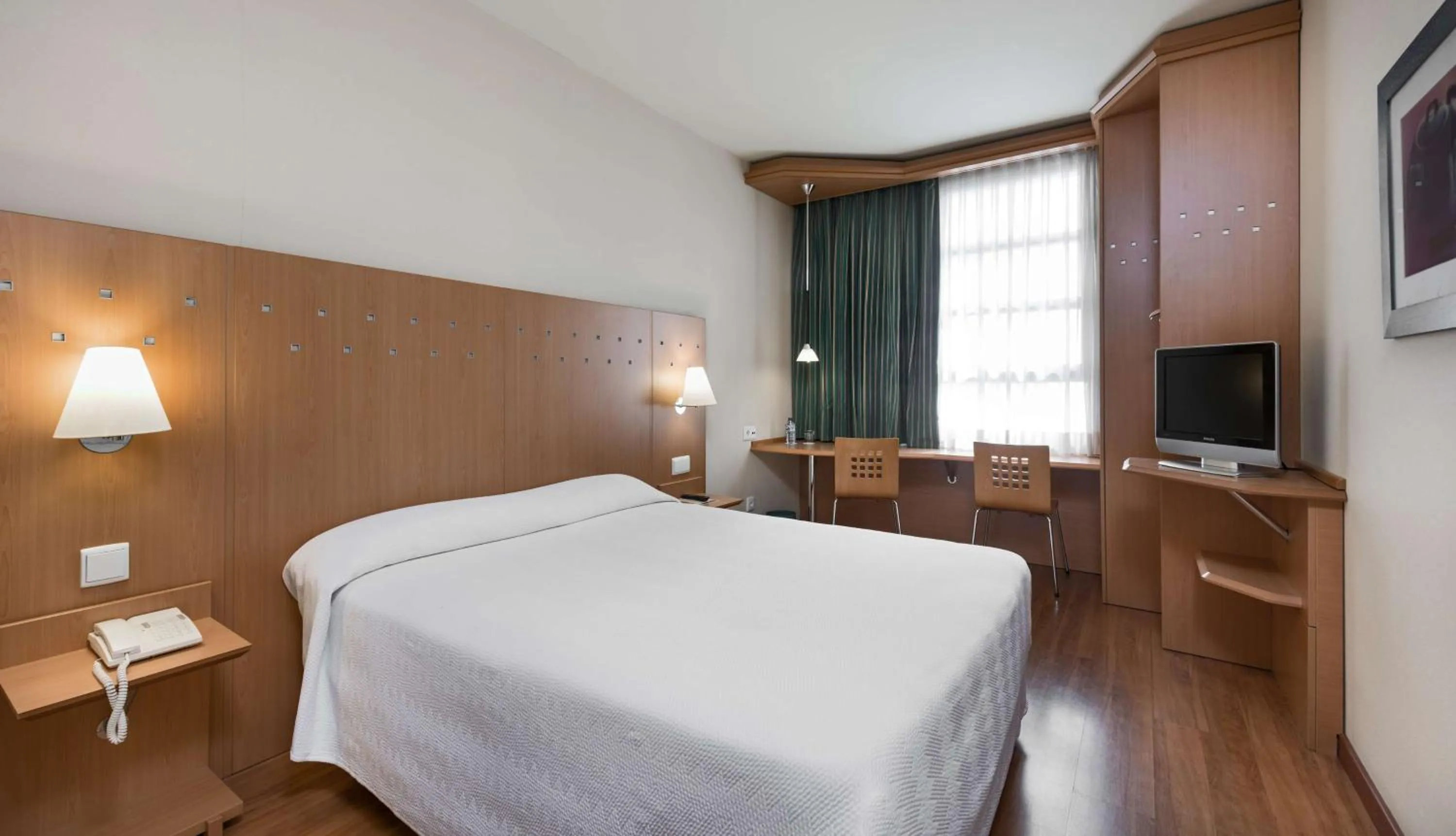 Bedroom, Bed in NH Valencia Las Ciencias