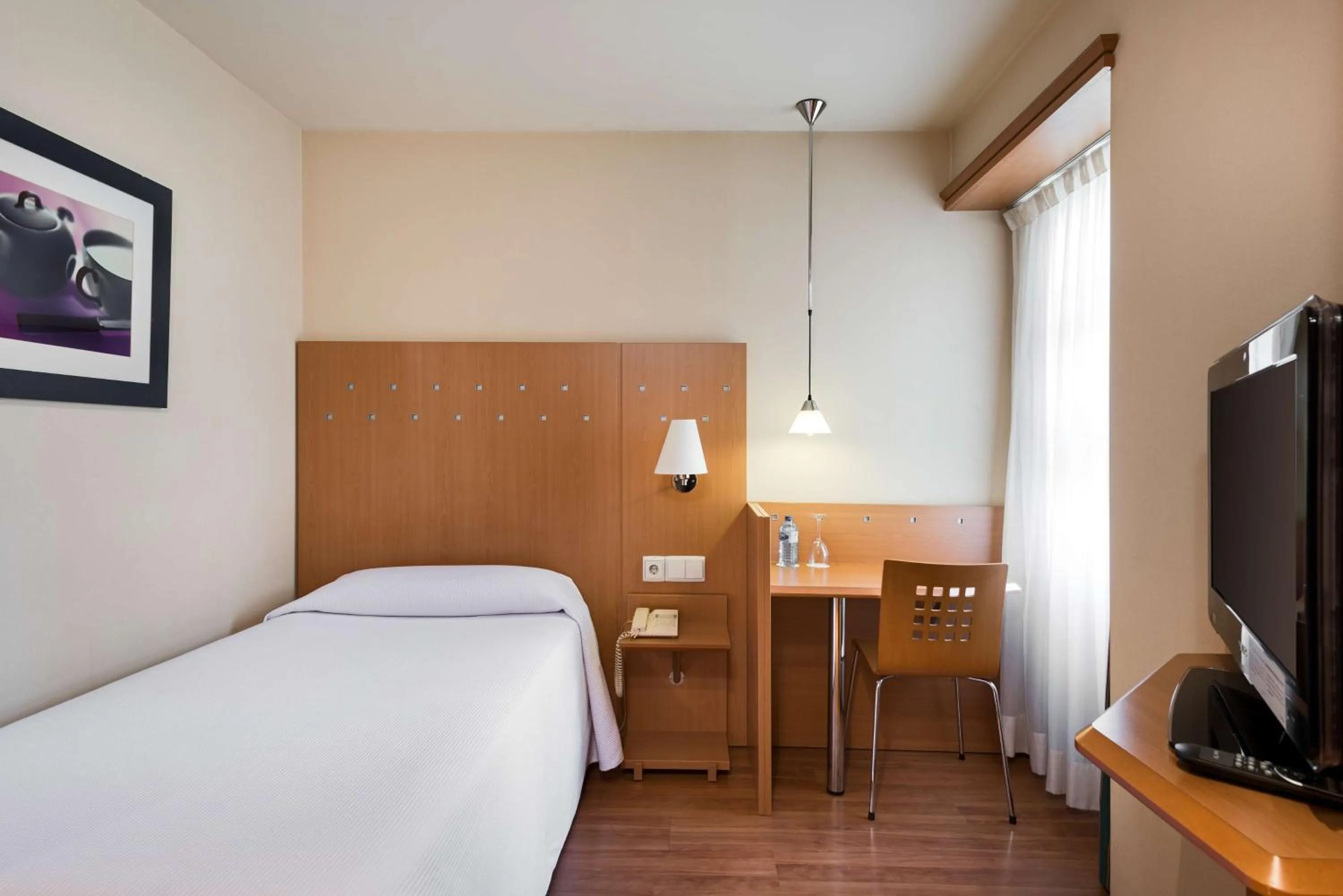 Bedroom, Bed in NH Valencia Las Ciencias