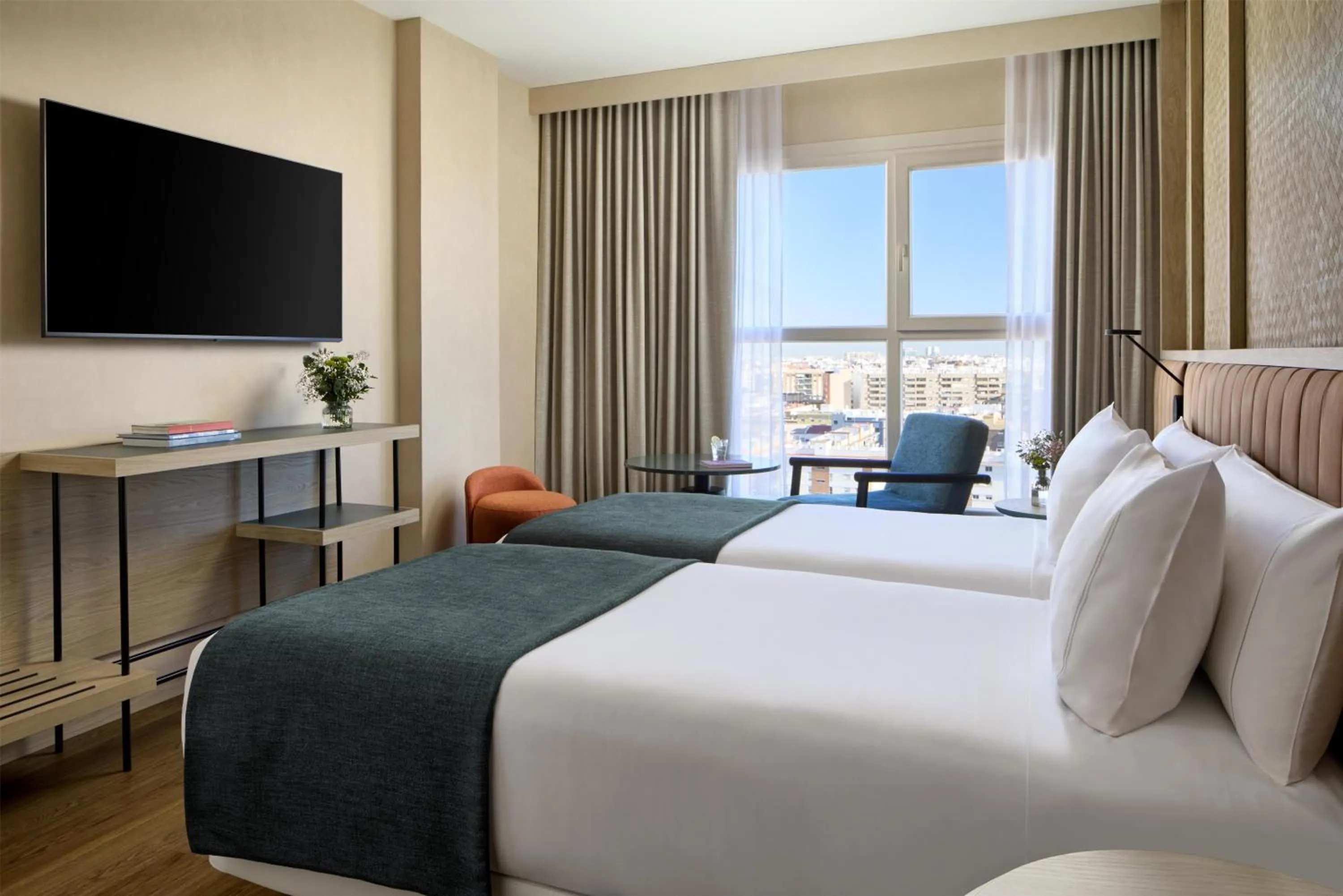 Bedroom, Bed in NH Valencia Center