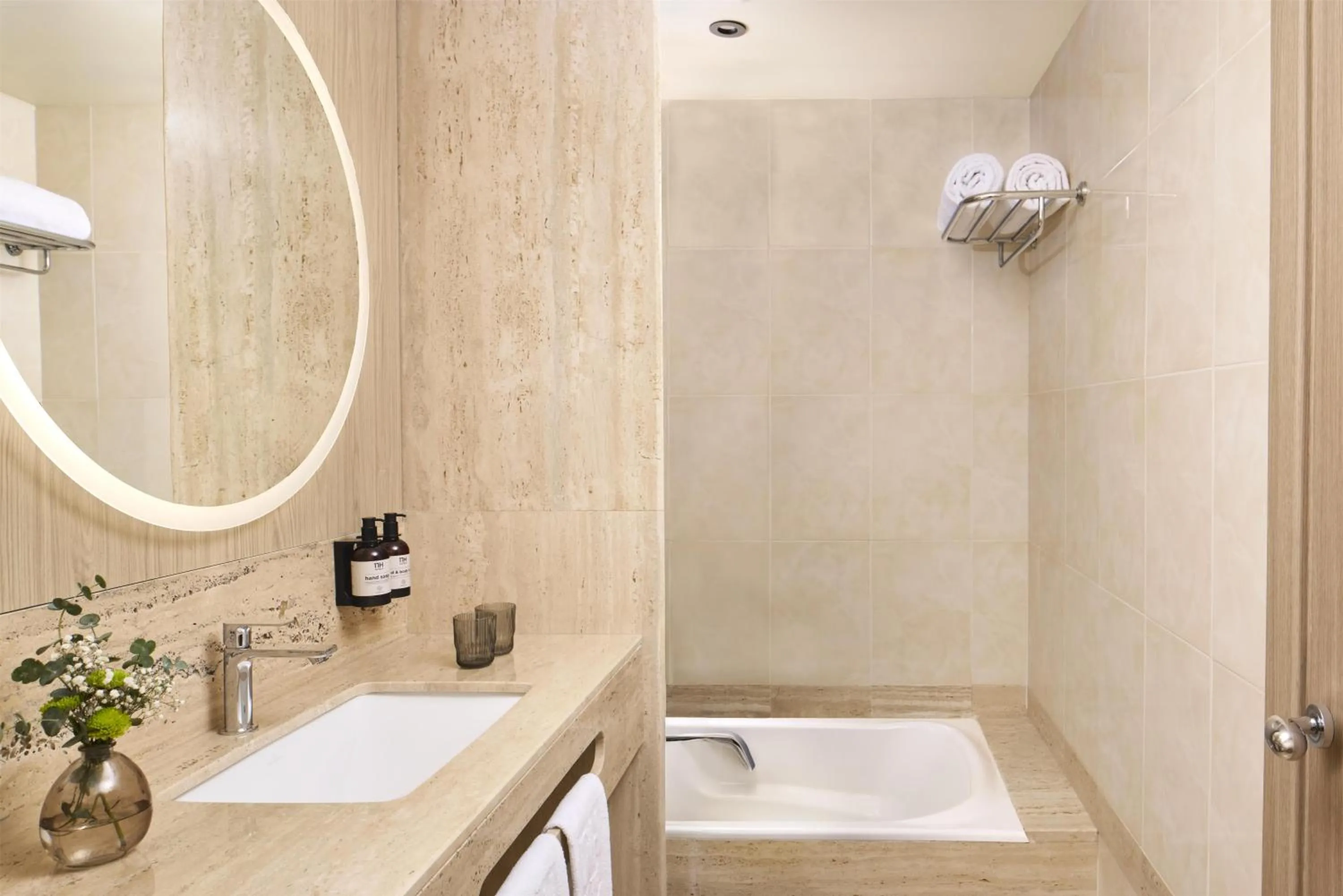 Bathroom in NH Valencia Center