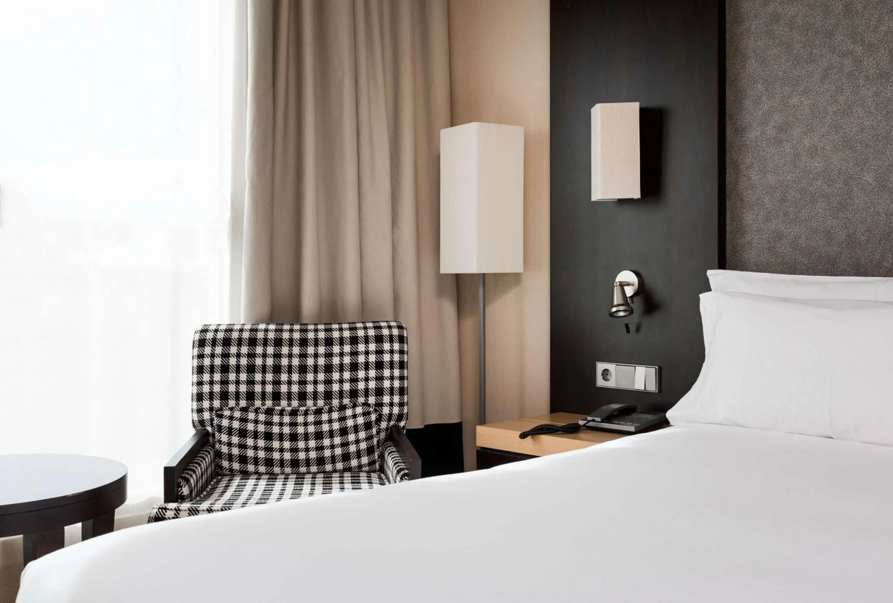 Bedroom, Bed in NH Valencia Center