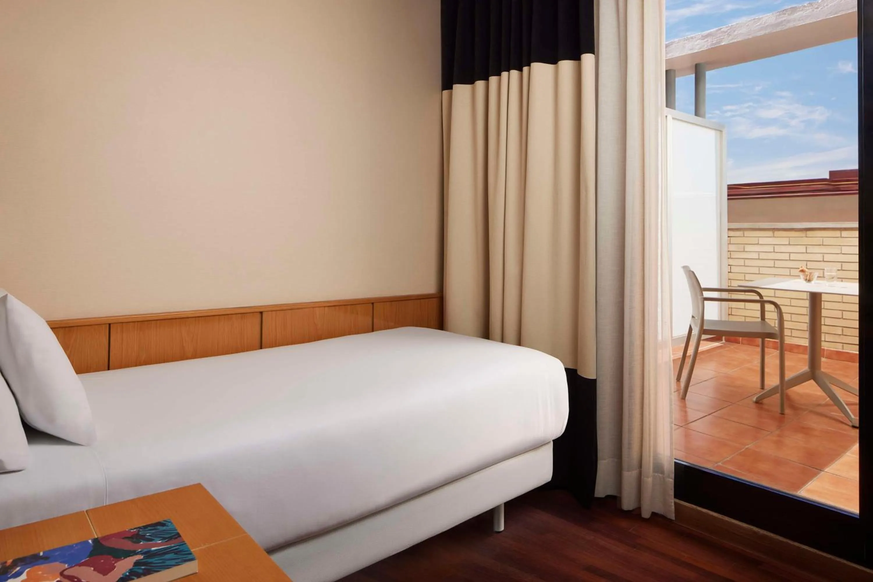 Balcony/Terrace, Bed in iStay by NH Ciudad de Valencia Hotel