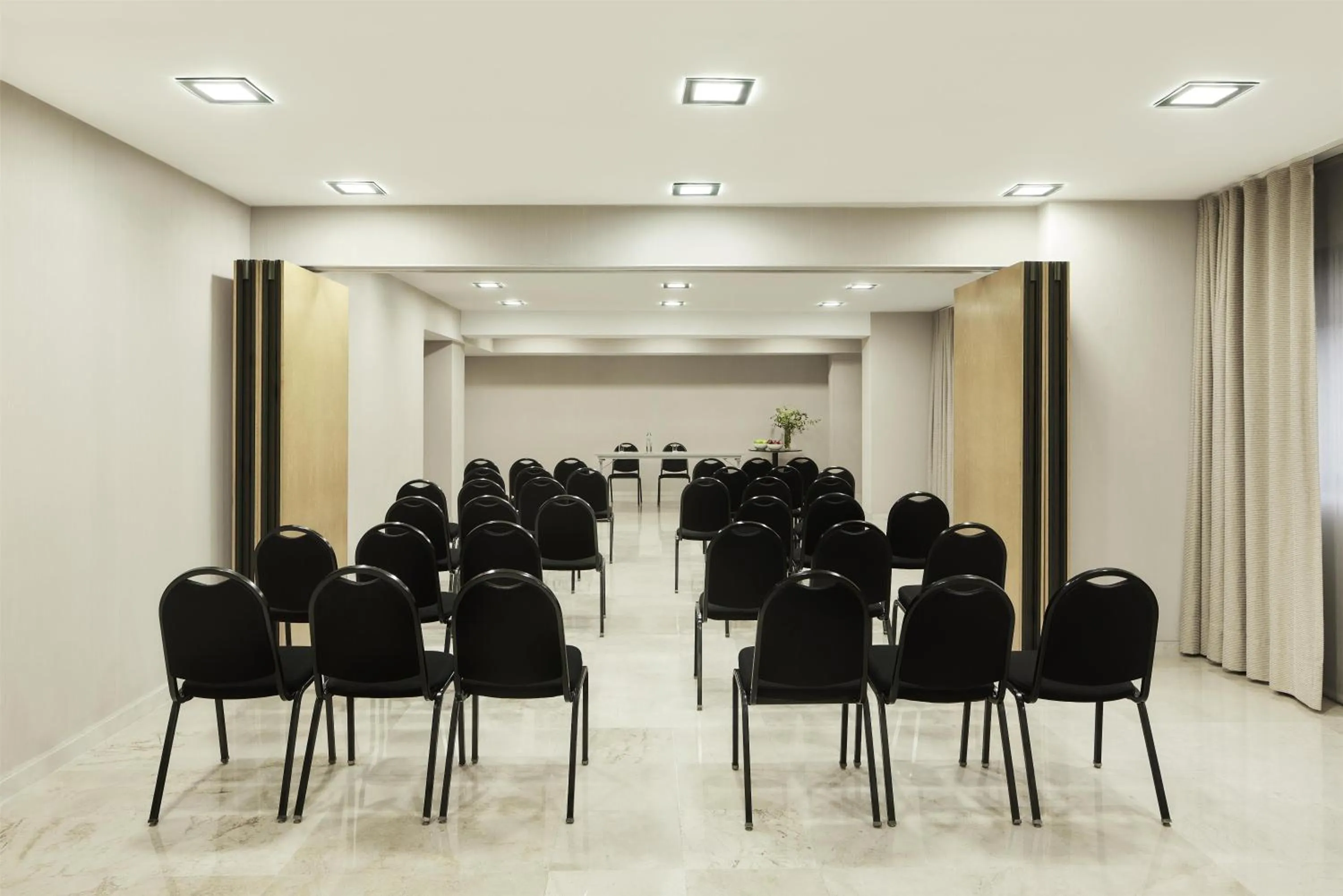 Meeting/conference room in iStay by NH Ciudad de Valencia Hotel