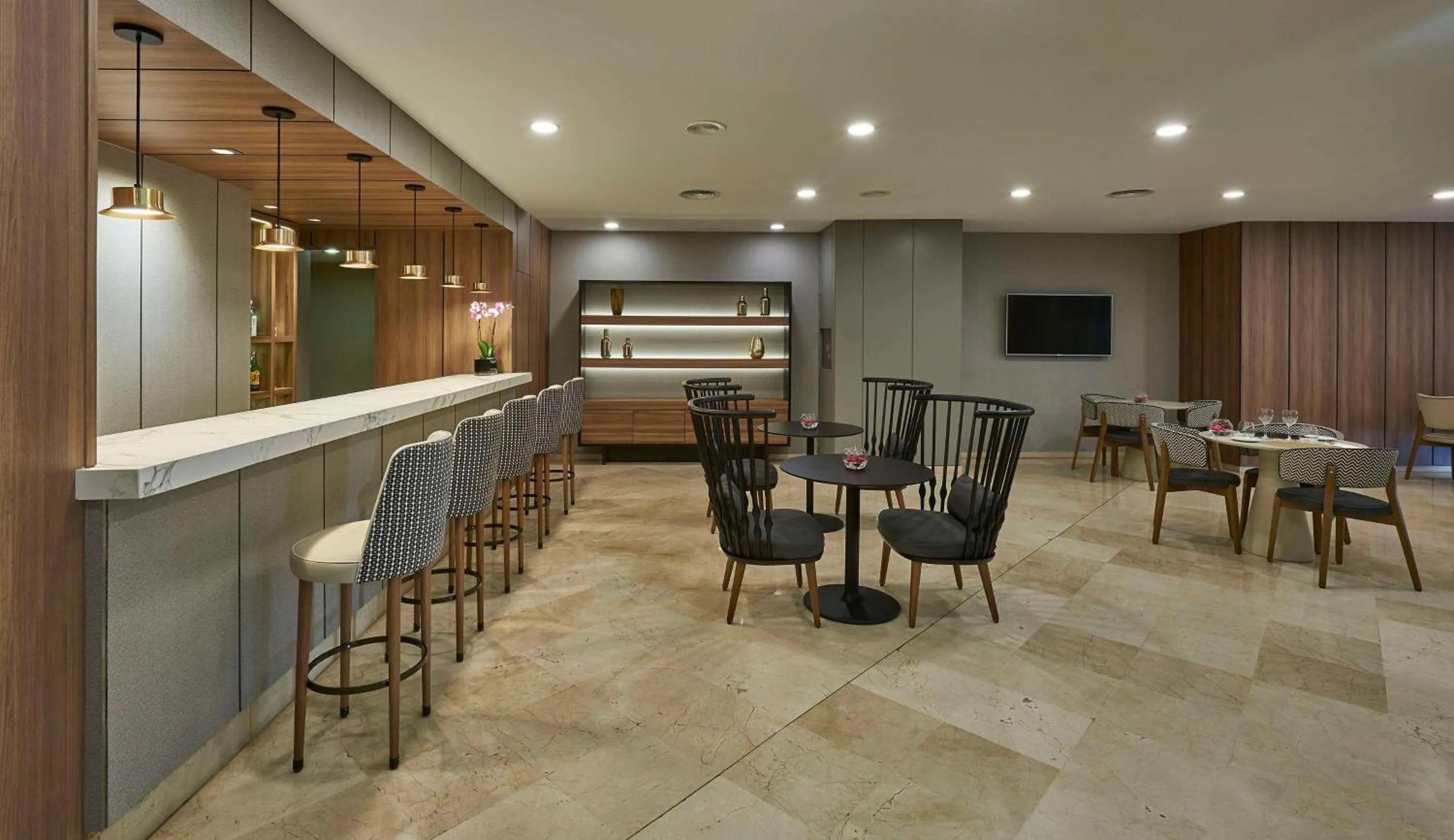 Lounge or bar in iStay by NH Ciudad de Valencia Hotel