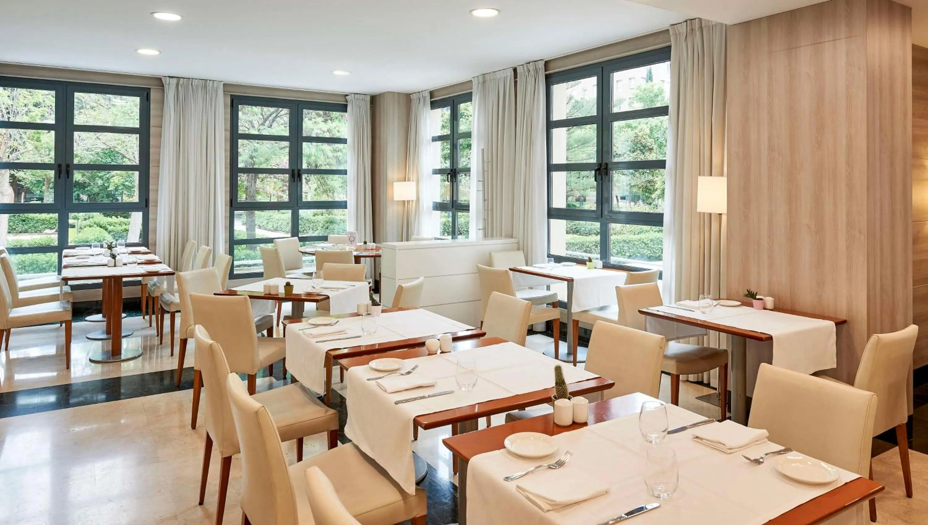 Restaurant/places to eat in NH Valencia Las Artes