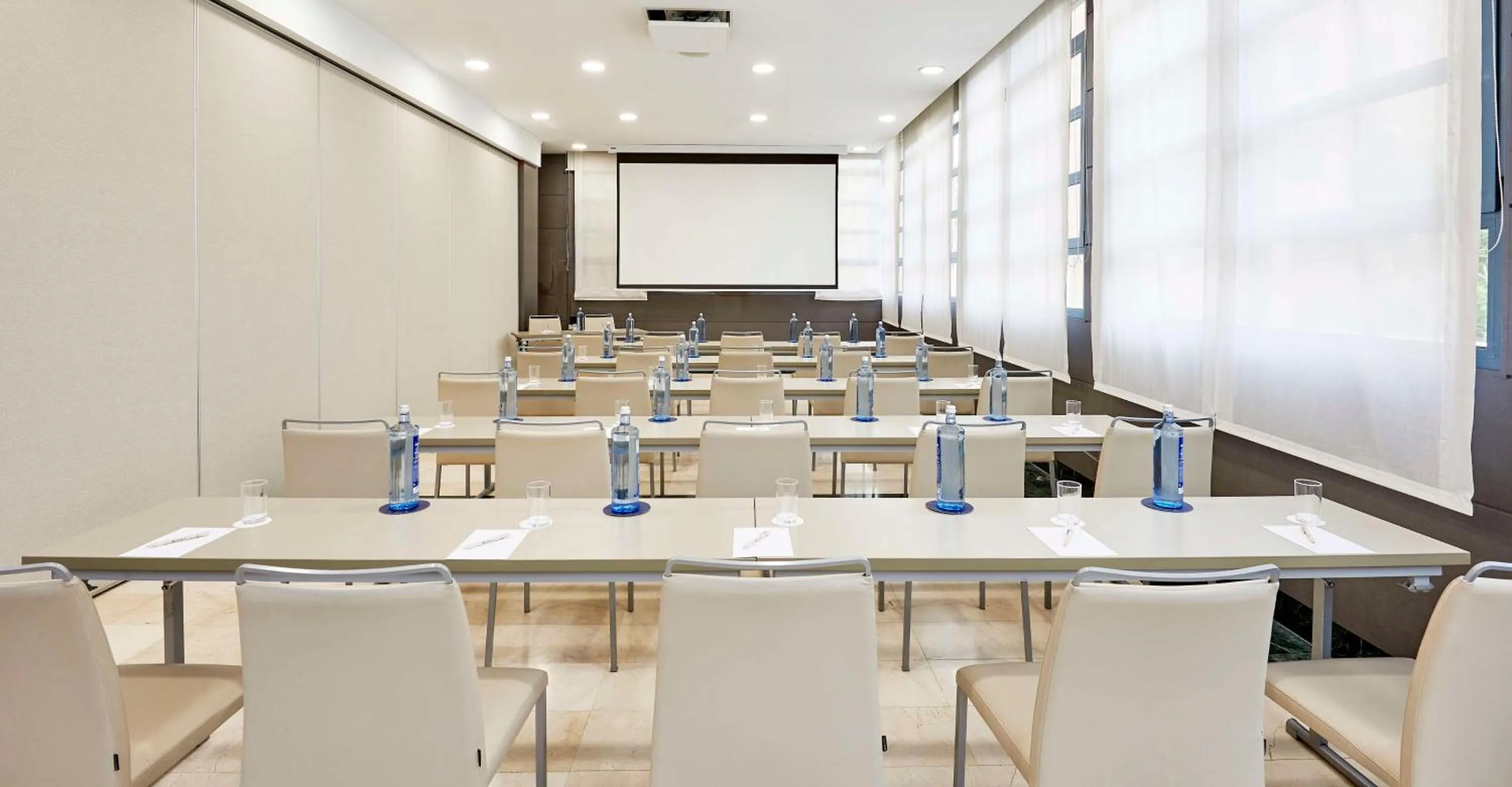 Meeting/conference room in NH Valencia Las Artes