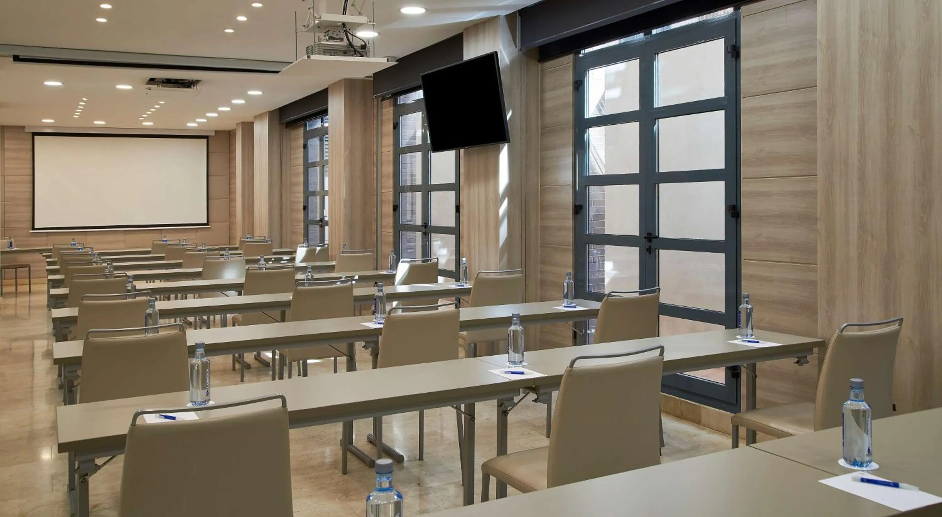 Meeting/conference room in NH Valencia Las Artes