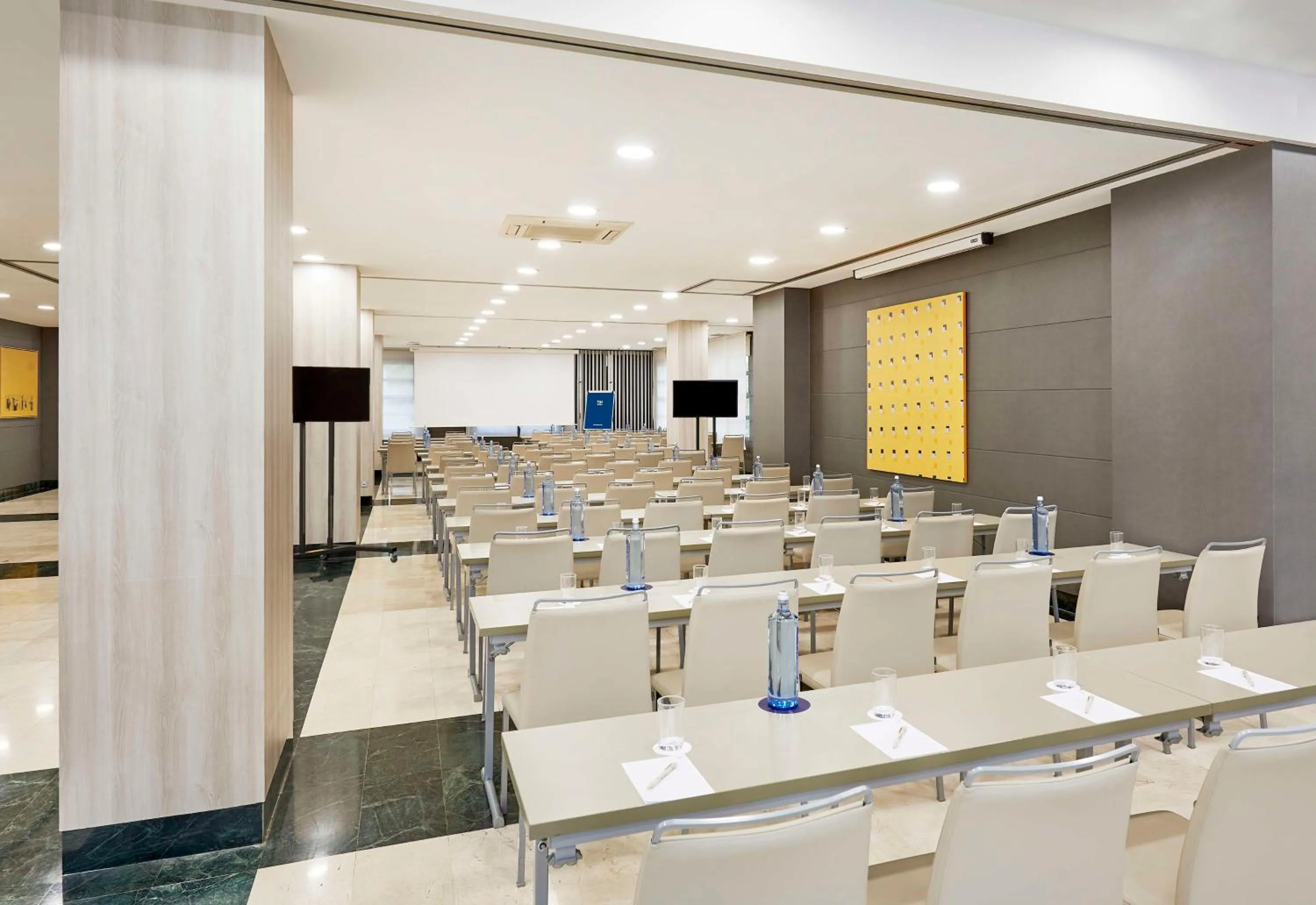 Meeting/conference room in NH Valencia Las Artes