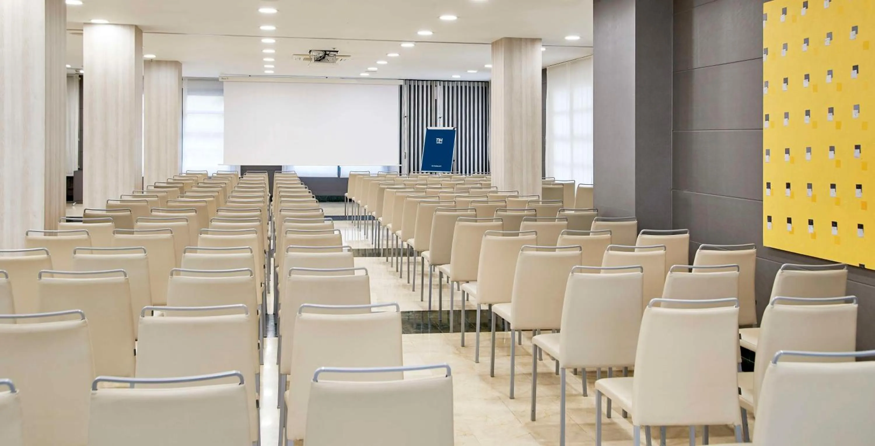 Meeting/conference room in NH Valencia Las Artes