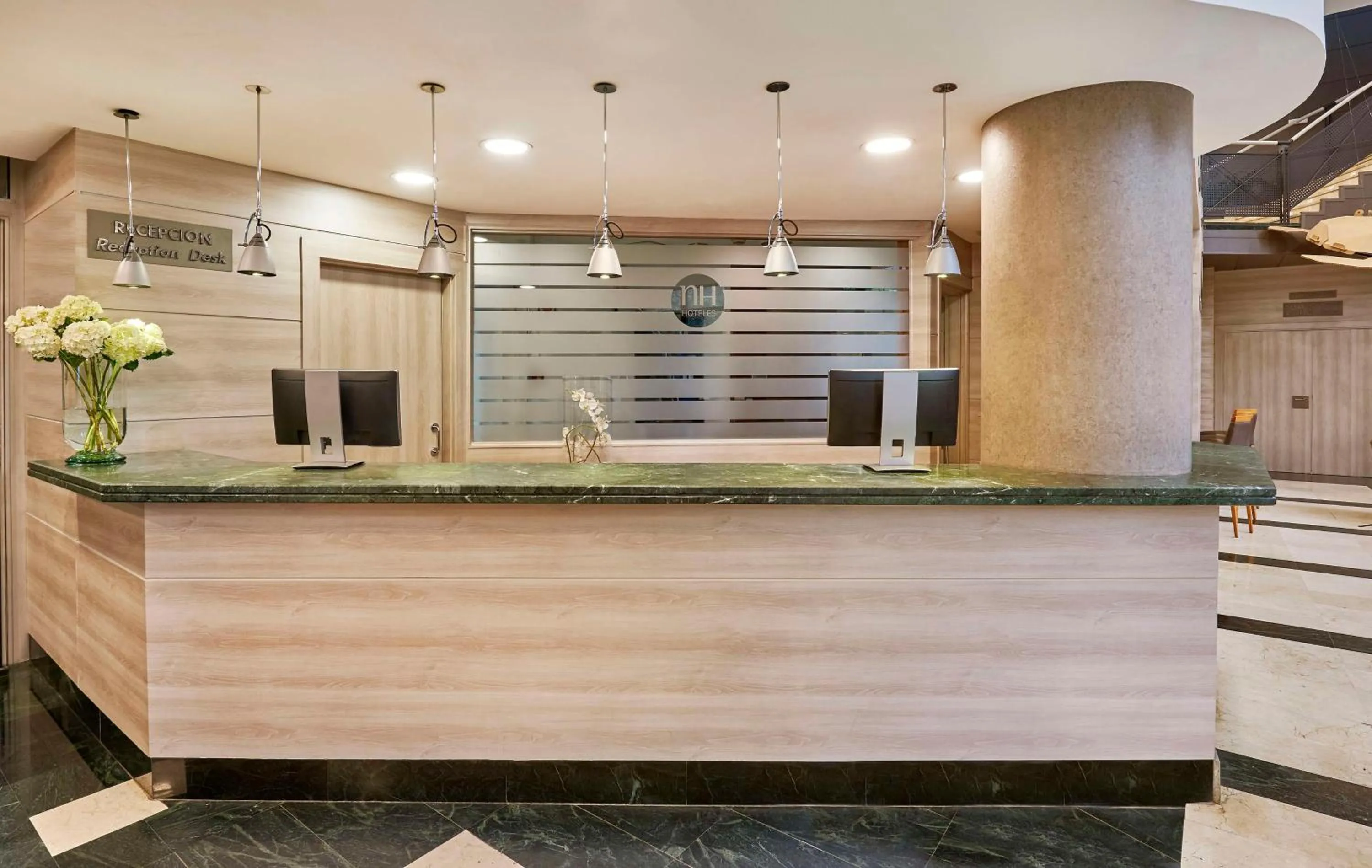 Lobby or reception in NH Valencia Las Artes