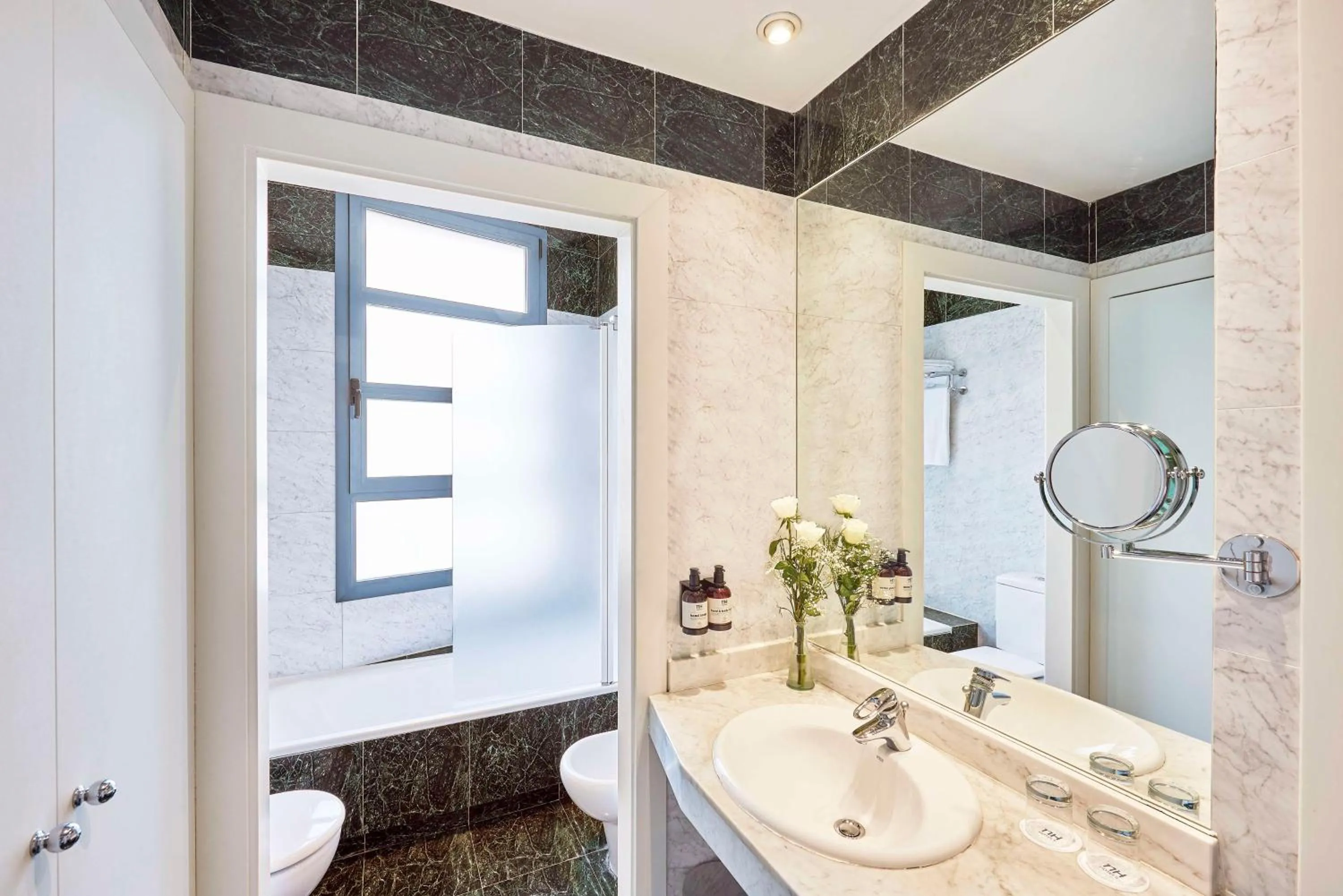 Bathroom in NH Valencia Las Artes