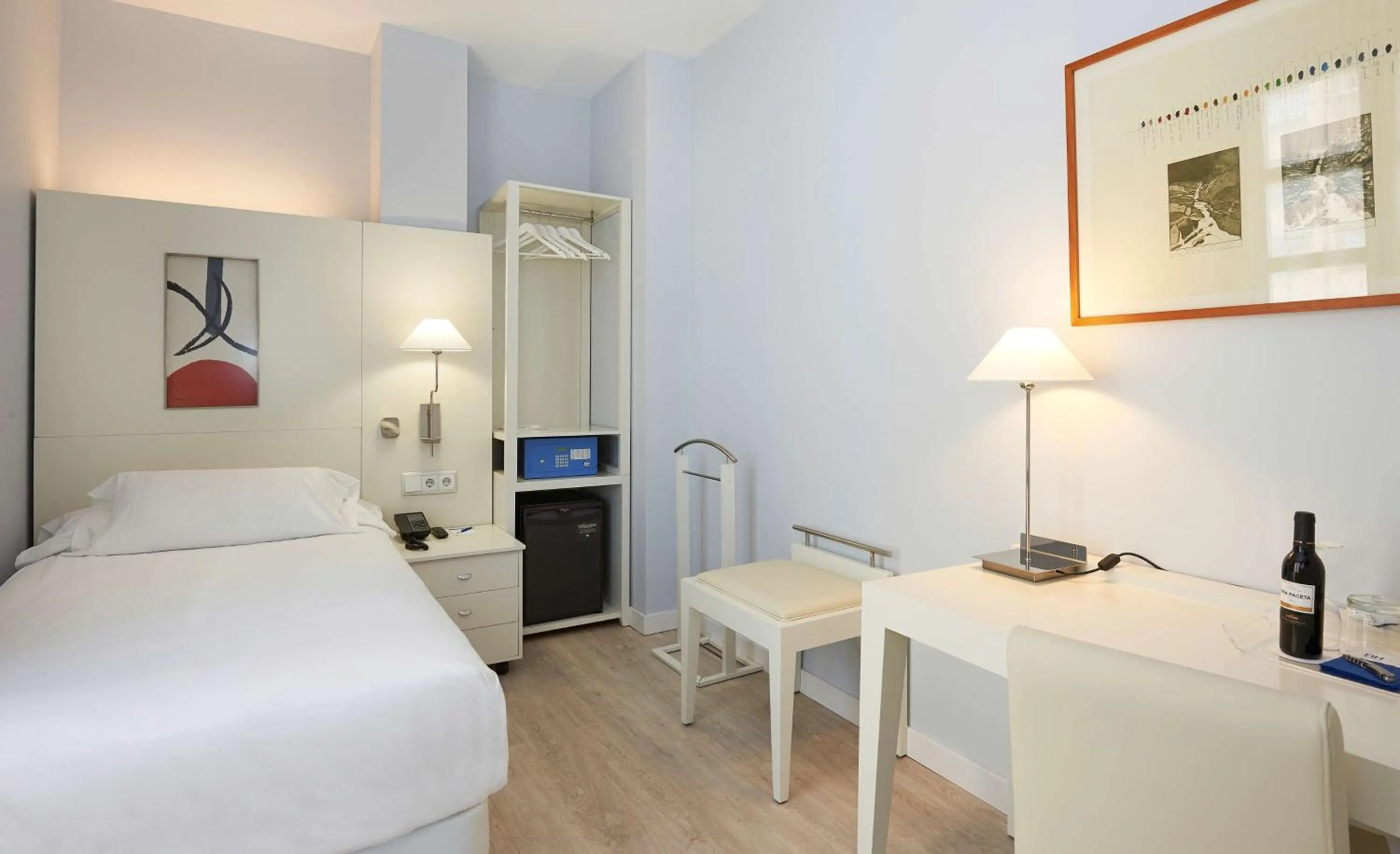 Photo of the whole room, Bed in NH Valencia Las Artes