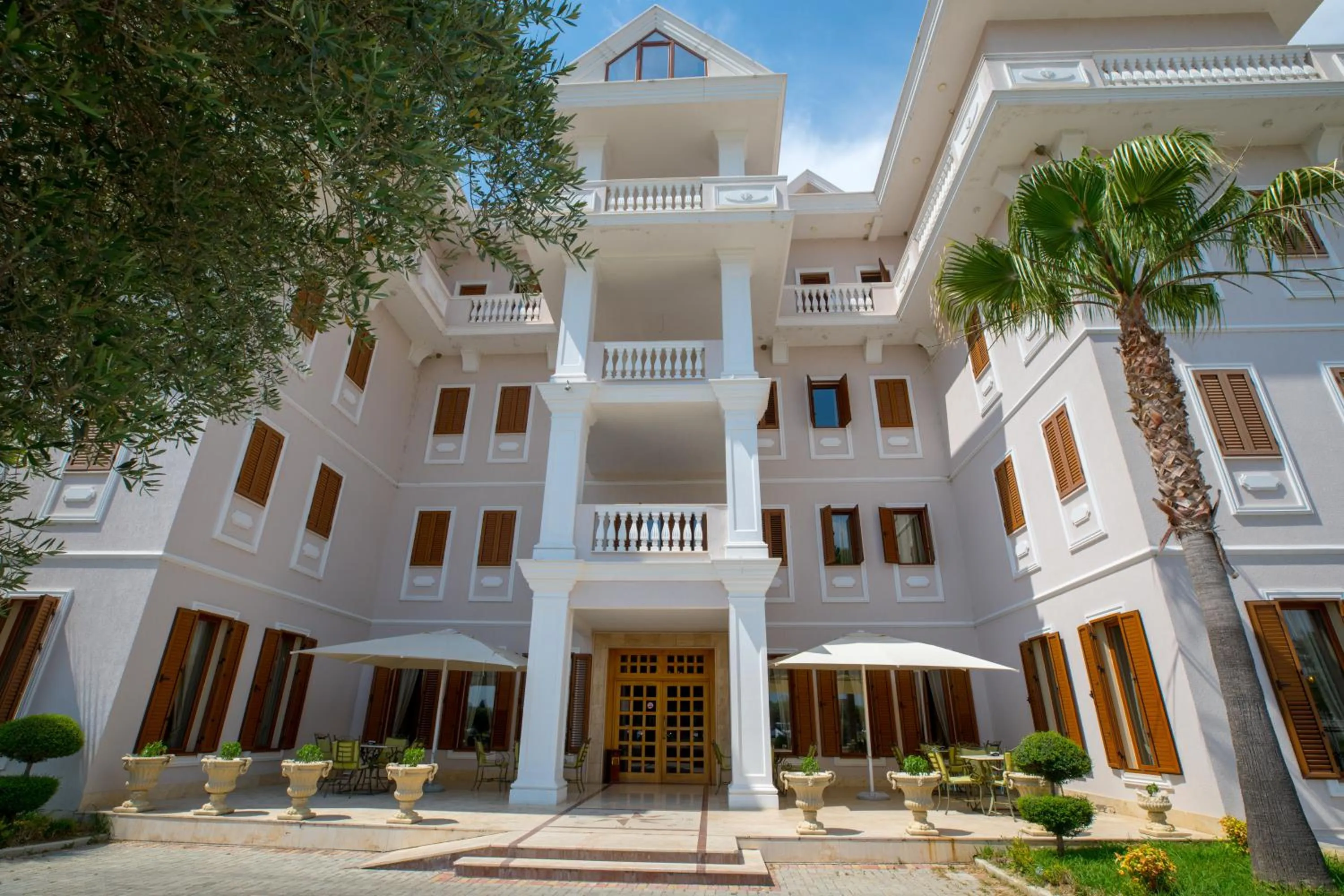 Property building in Hotel Vila Zeus