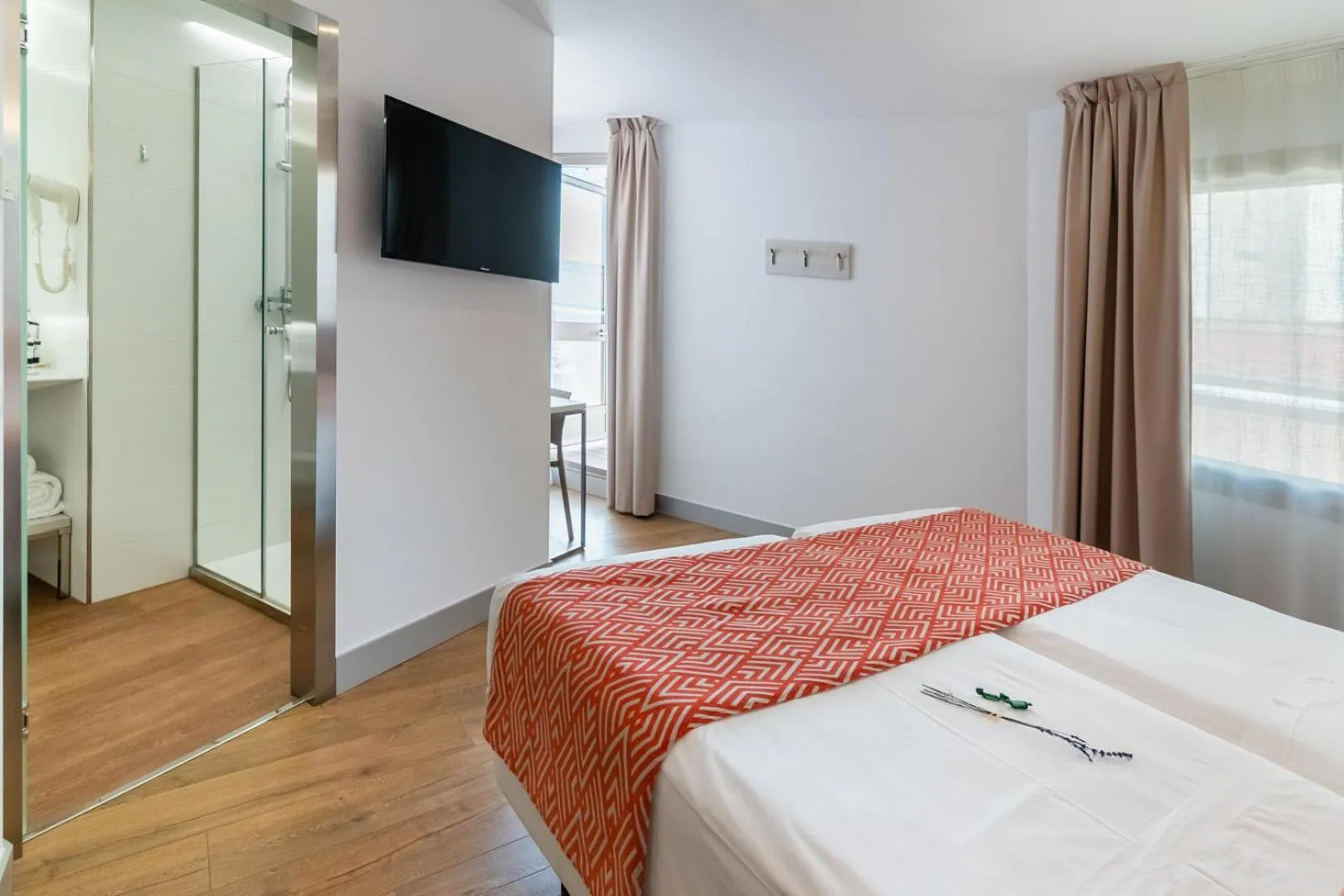 Photo of the whole room, Bed in Hotel Selu