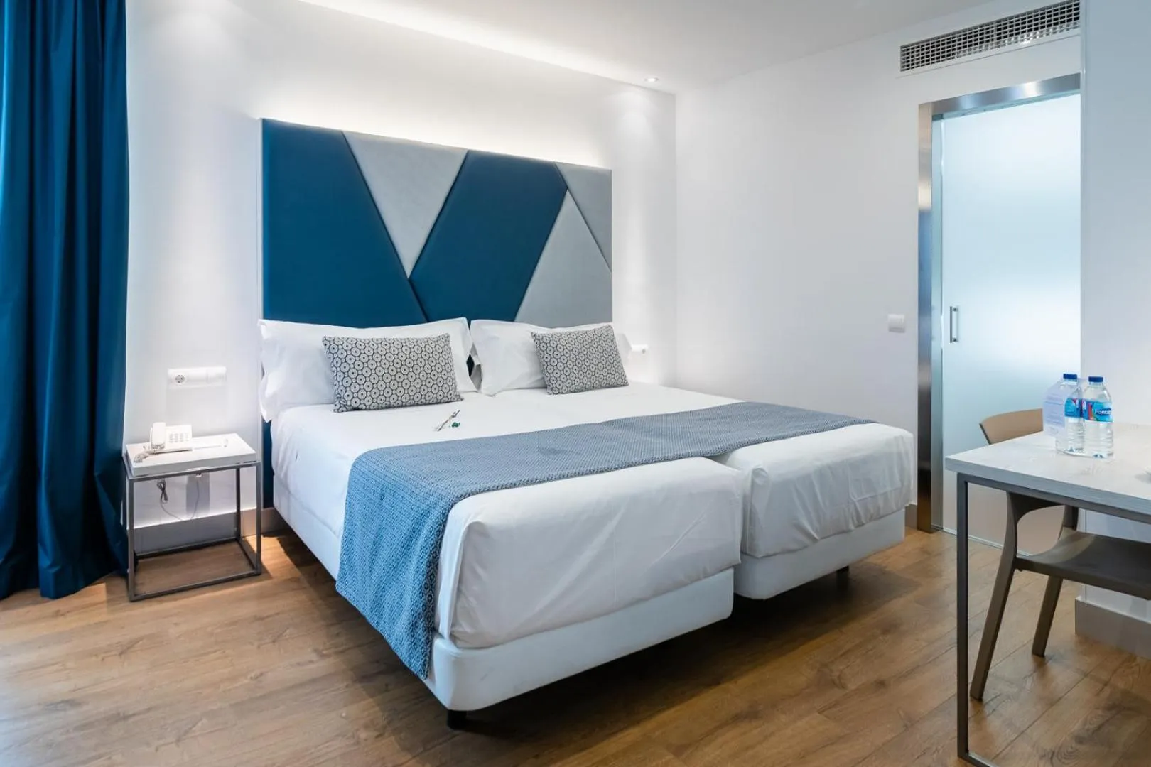 Photo of the whole room, Bed in Hotel Selu