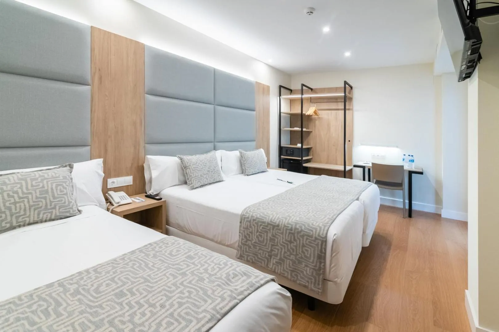 Photo of the whole room, Bed in Hotel Selu