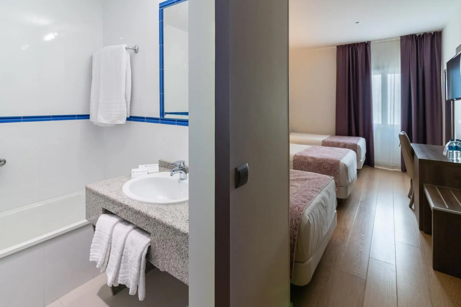 Bathroom, Bed in Hotel Selu