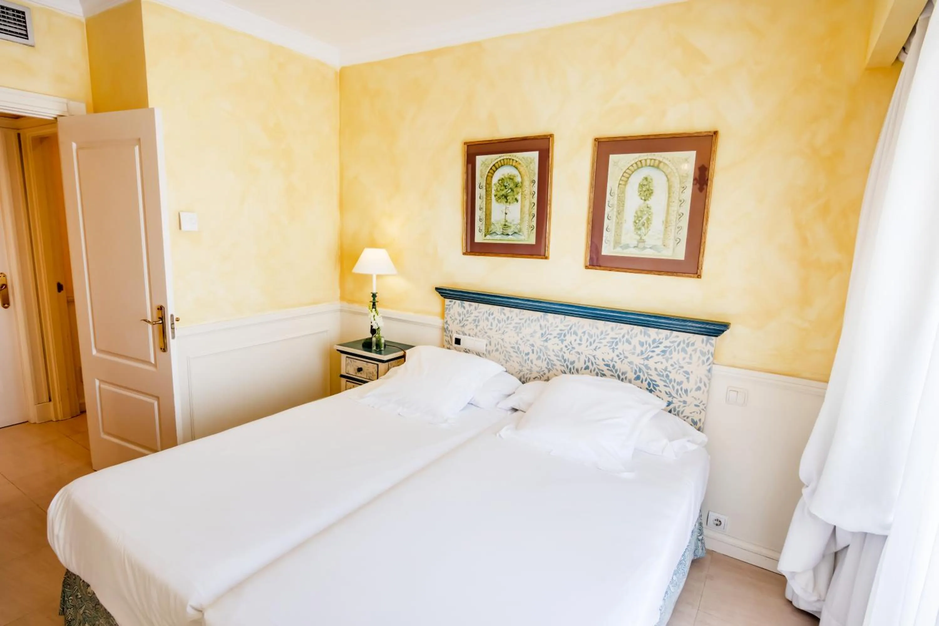 Bedroom, Bed in Guadalpin Suites