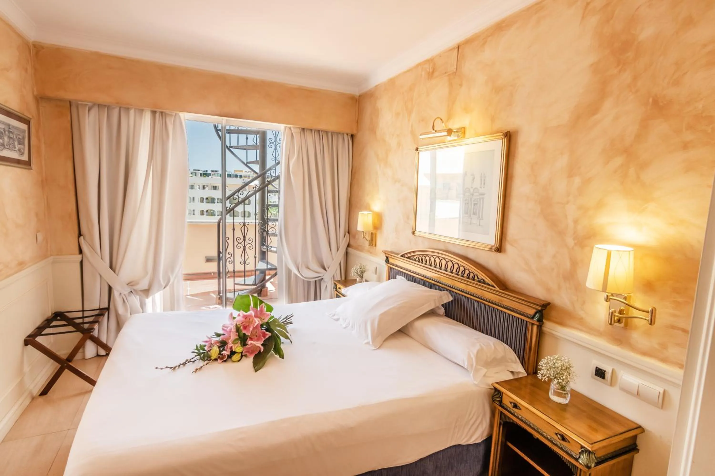 Bedroom, Bed in Guadalpin Suites