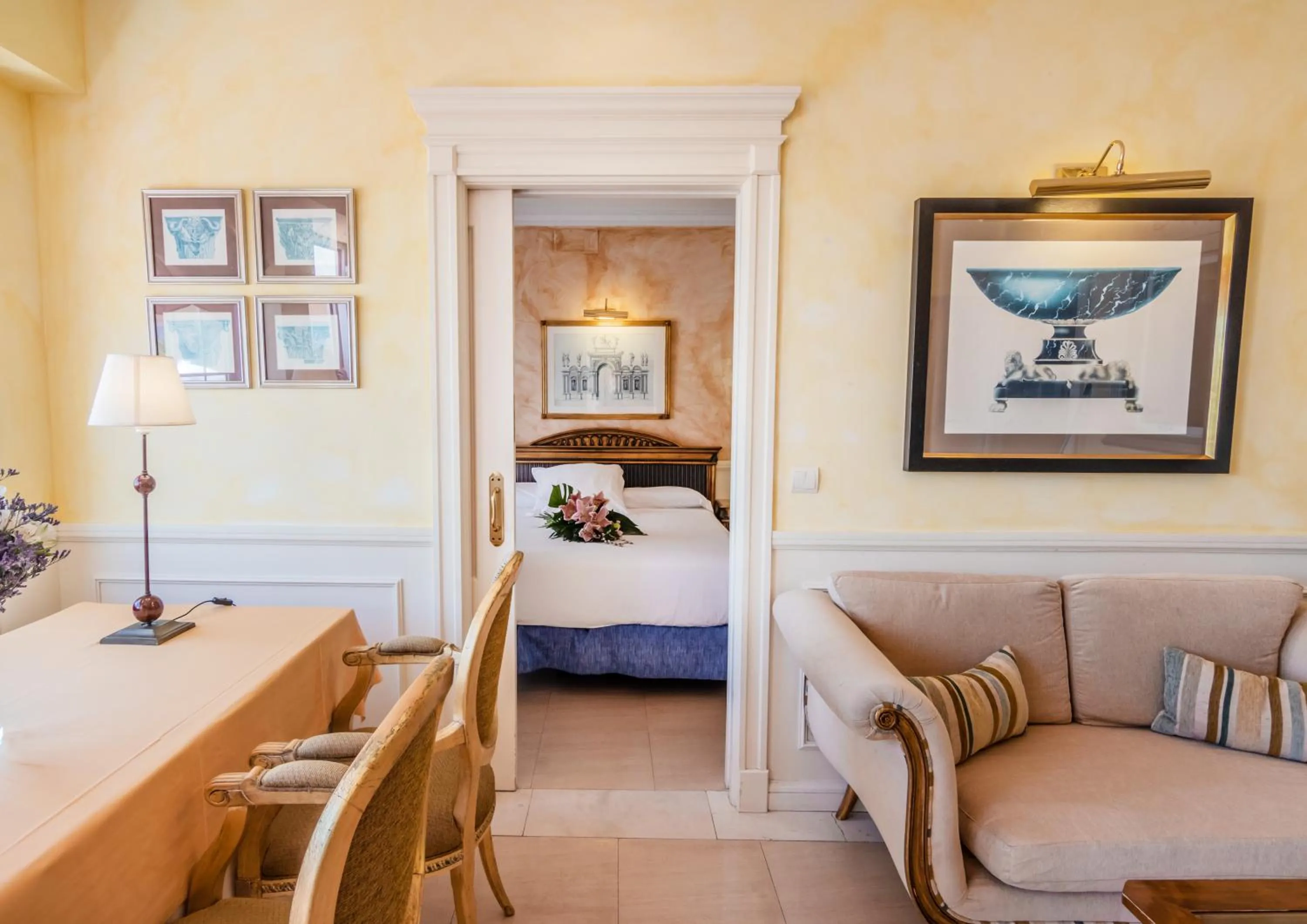 Living room, Bed in Guadalpin Suites