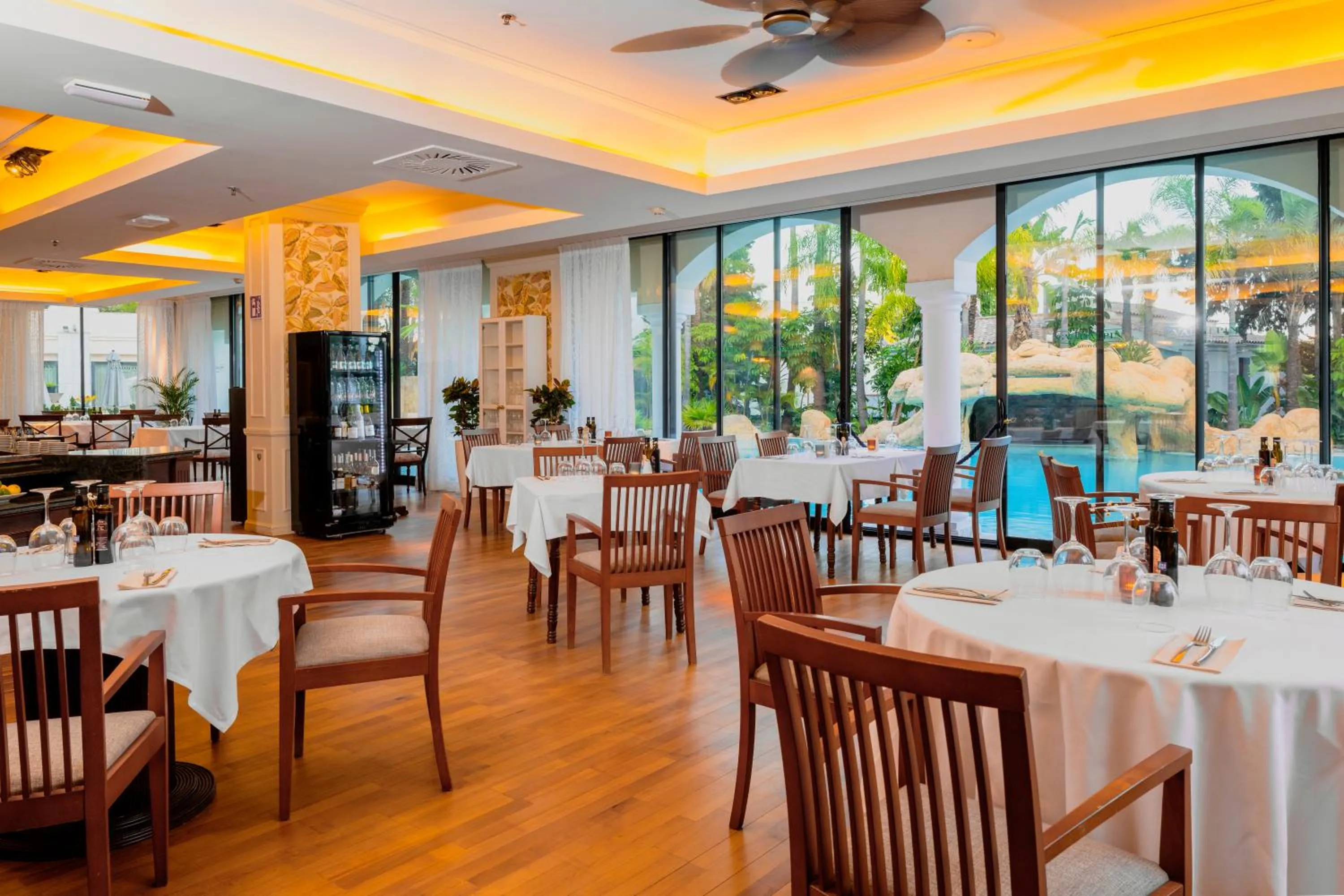 Restaurant/places to eat in Guadalpin Suites