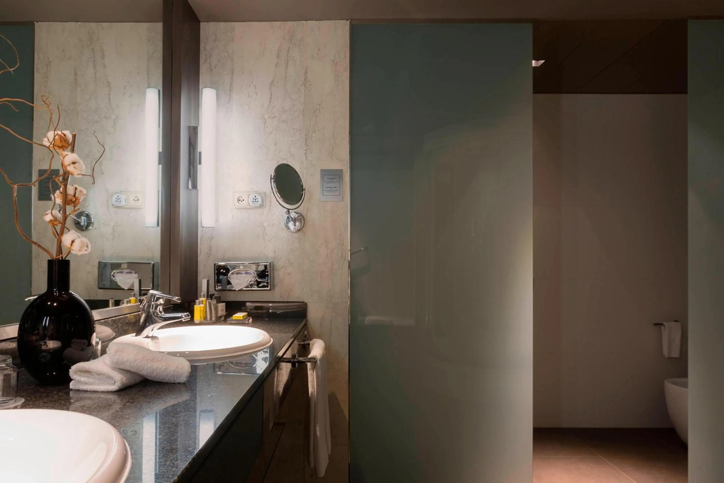 Bathroom in Madrid Marriott Auditorium Hotel & Conference Center