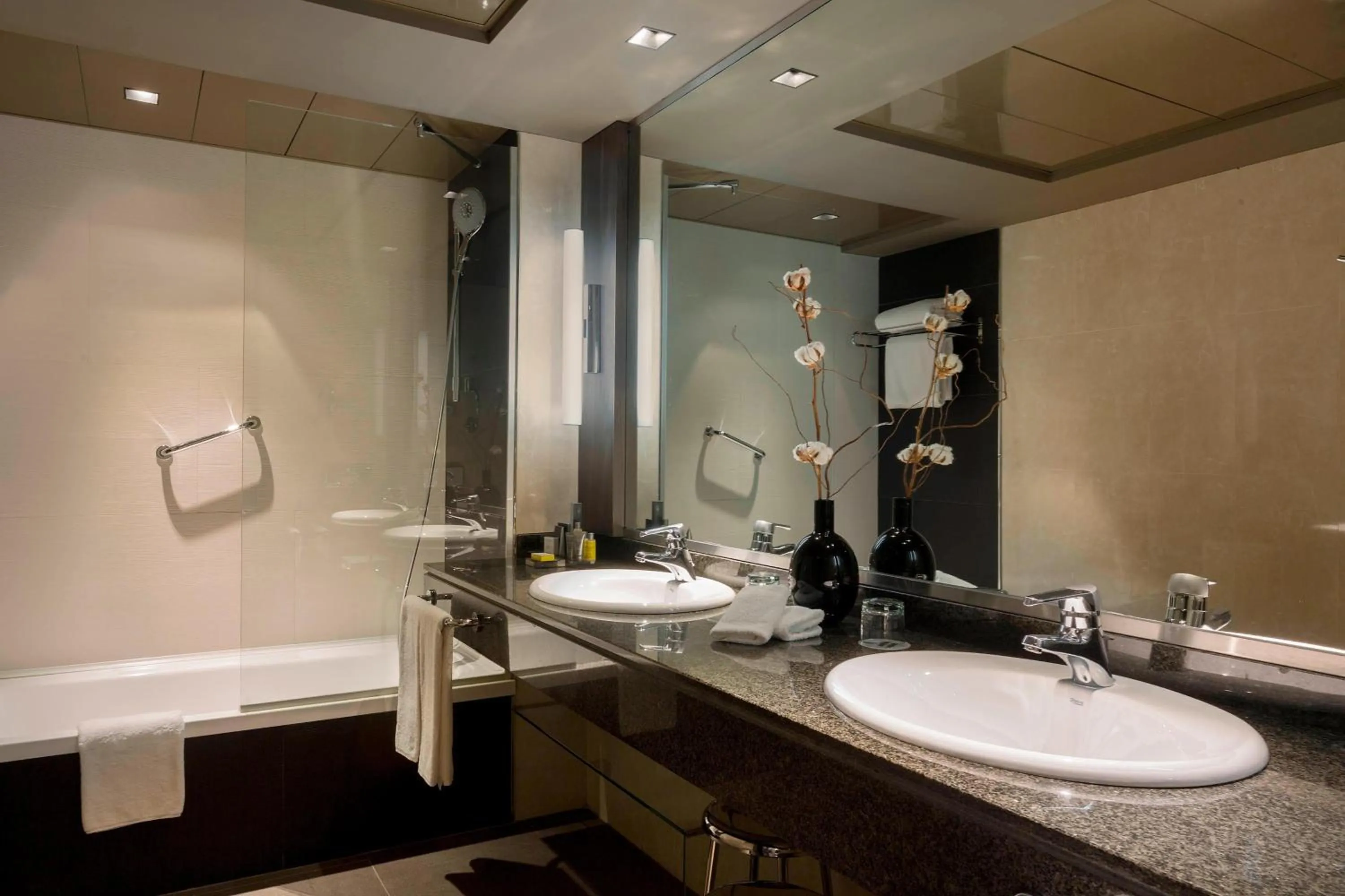 Bathroom in Madrid Marriott Auditorium Hotel & Conference Center