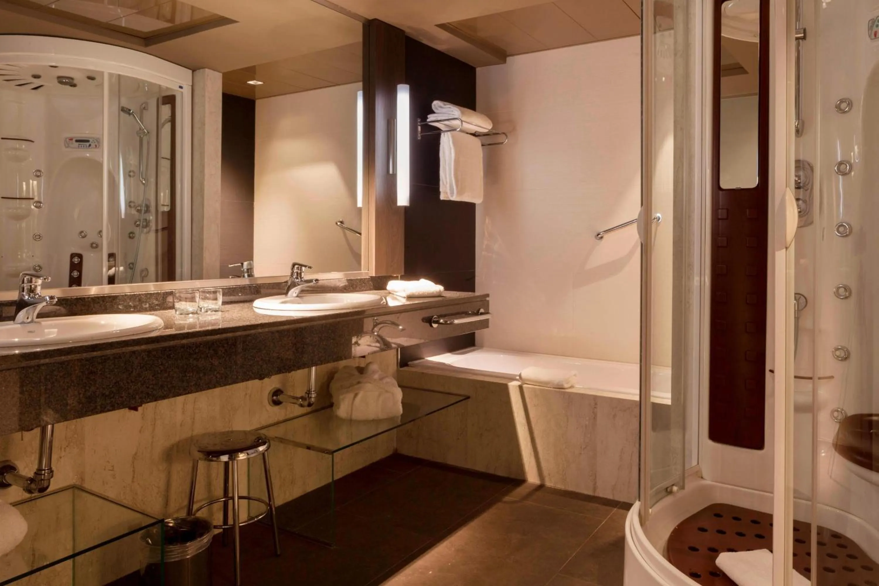 Bathroom in Madrid Marriott Auditorium Hotel & Conference Center