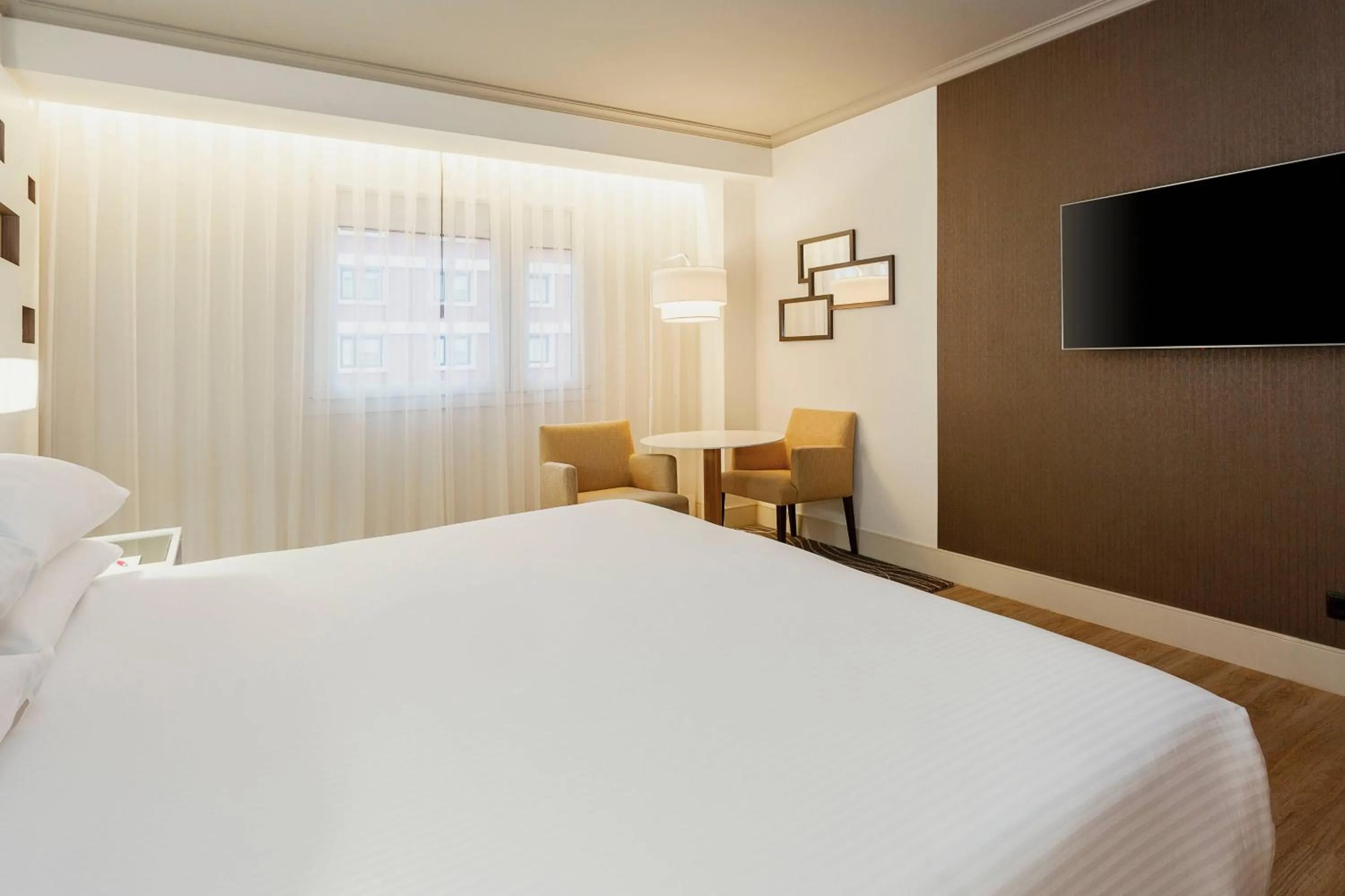 Photo of the whole room, Bed in Madrid Marriott Auditorium Hotel & Conference Center