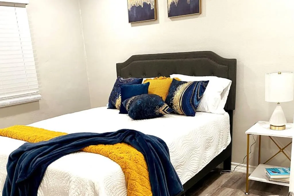 NEW! close to Downtown, Malls & Premium Outlets, with Balcony