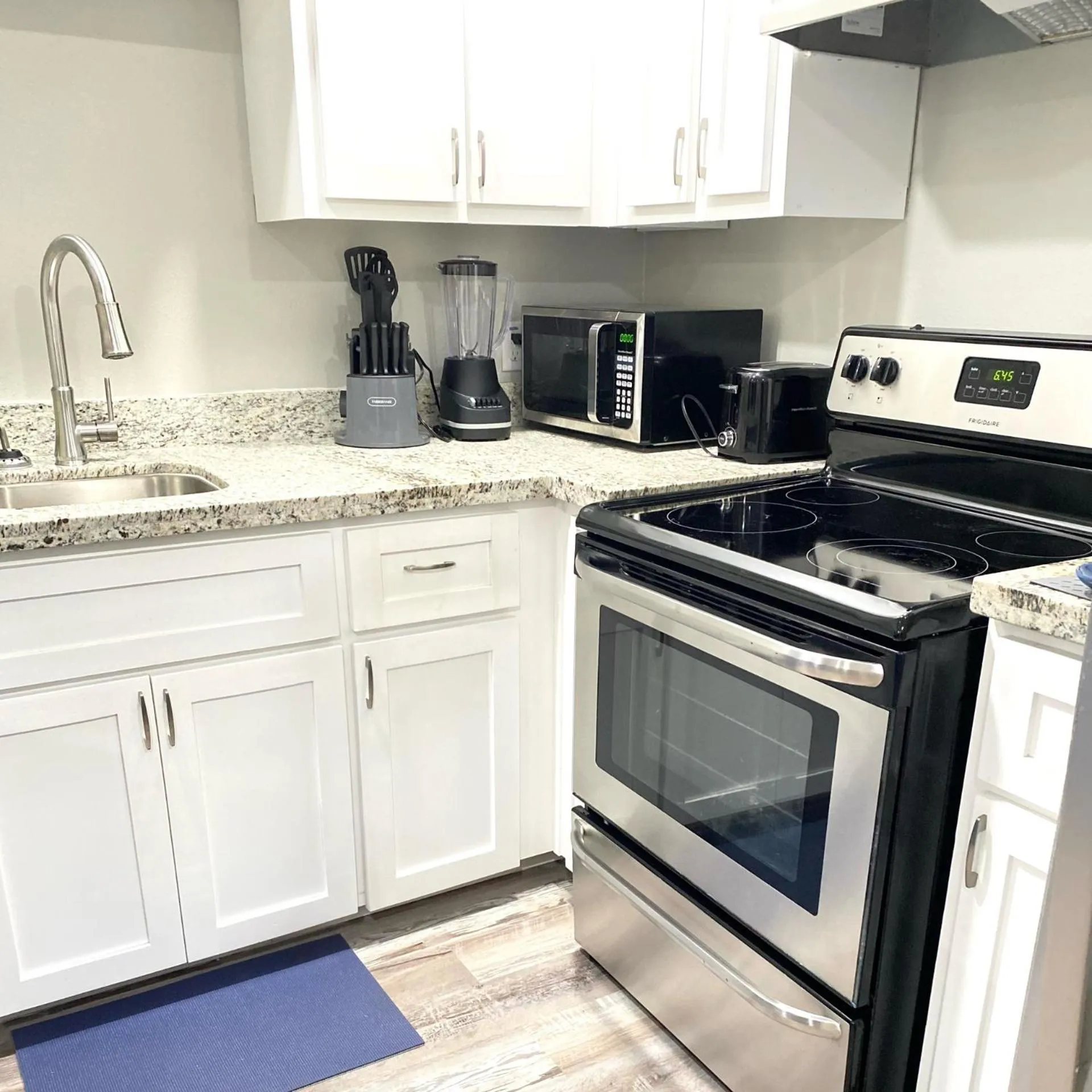 NEW! close to Downtown, Malls & Premium Outlets, with Balcony