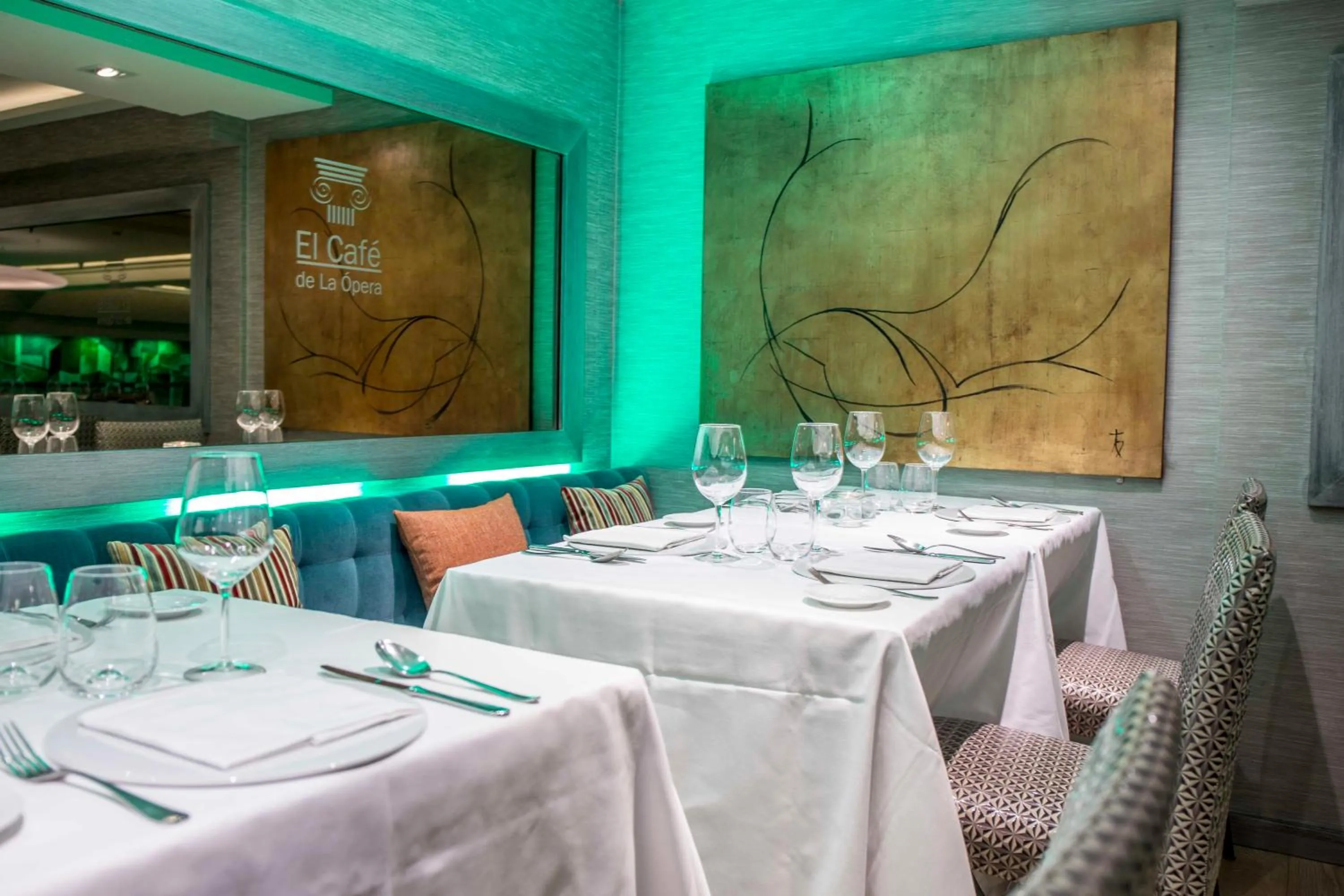 Restaurant/places to eat in Hotel Opera