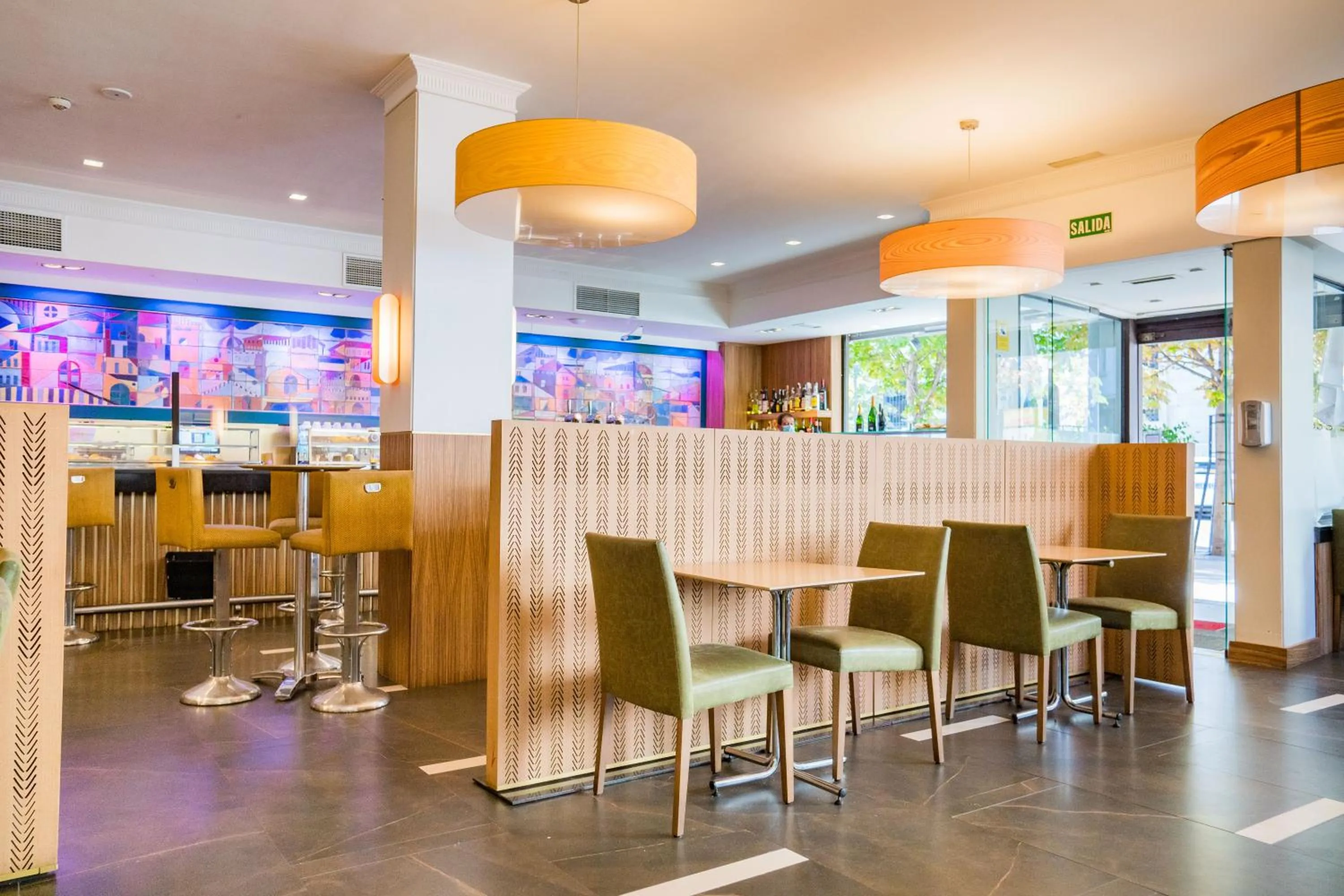 Restaurant/places to eat in Hotel Opera