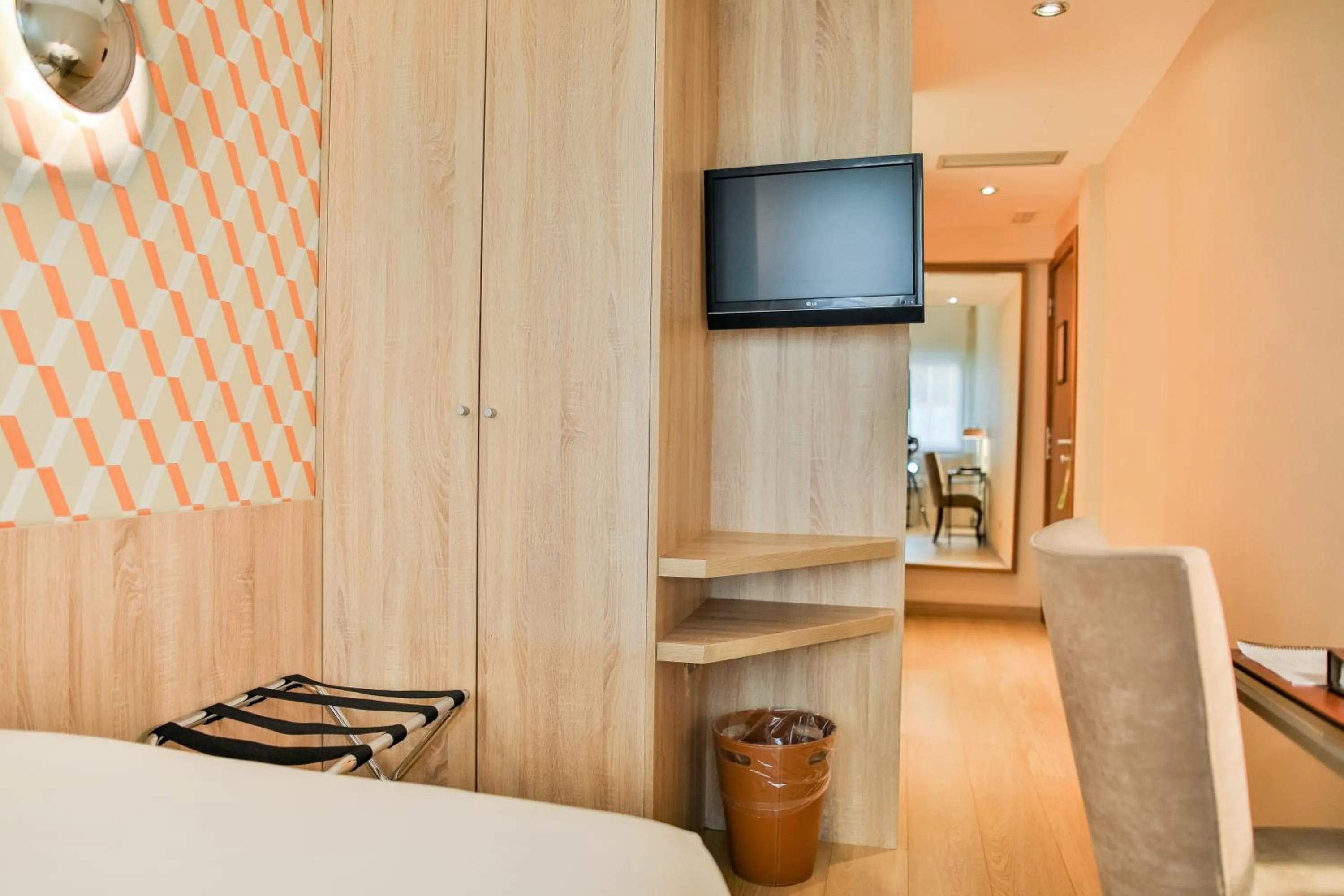 Photo of the whole room, Bed in Hotel Opera