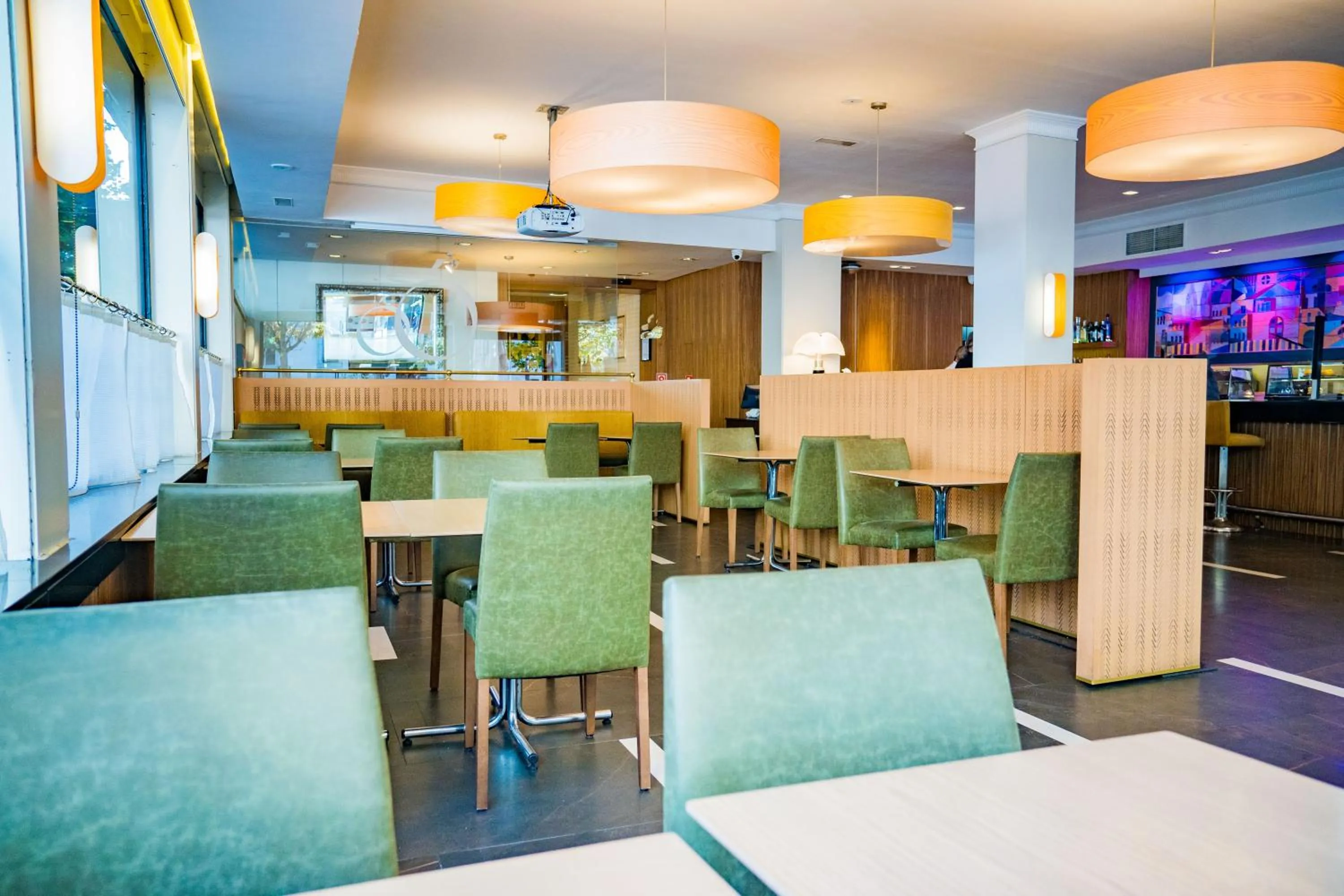 Restaurant/places to eat in Hotel Opera