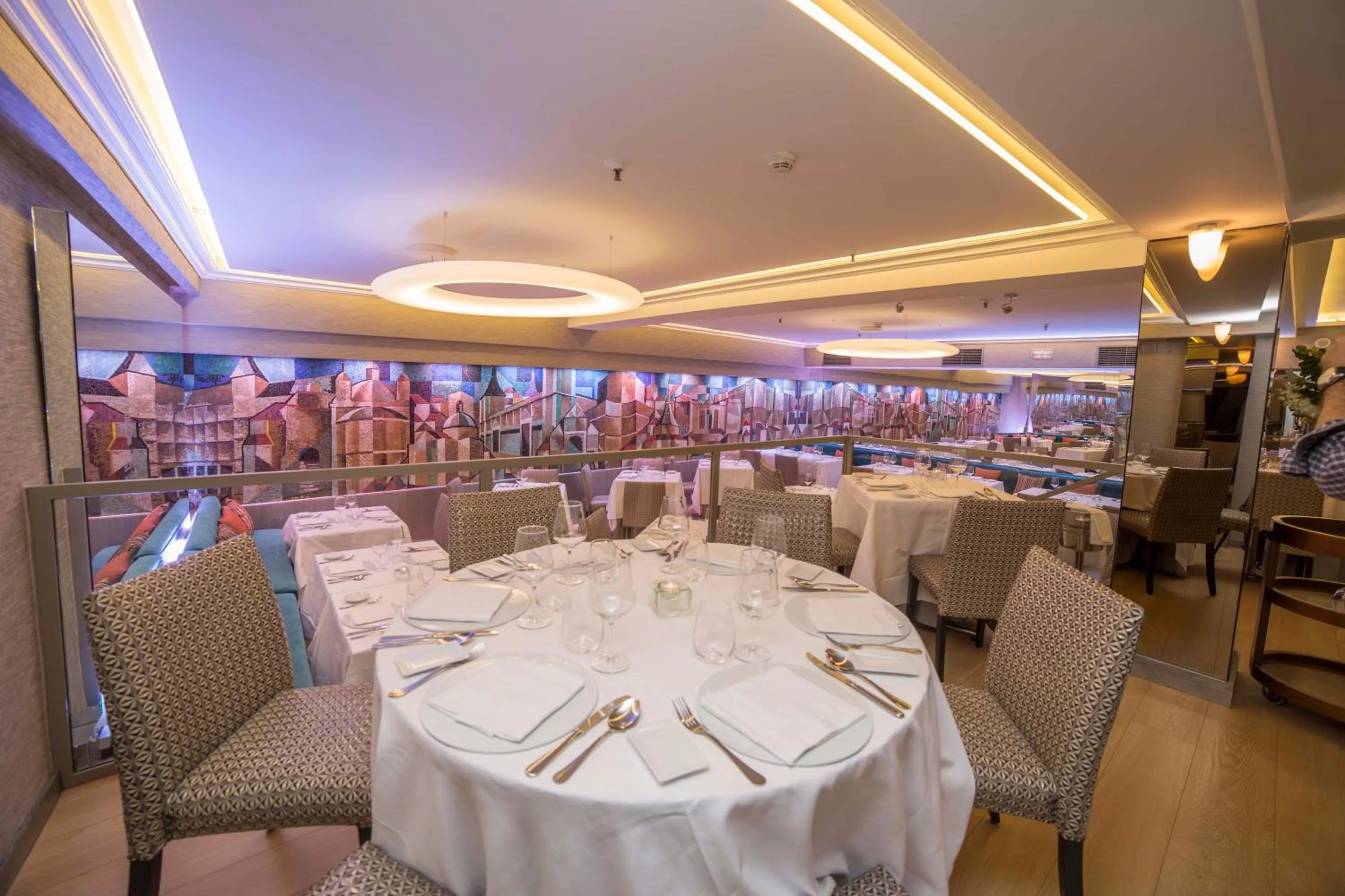 Restaurant/places to eat in Hotel Opera