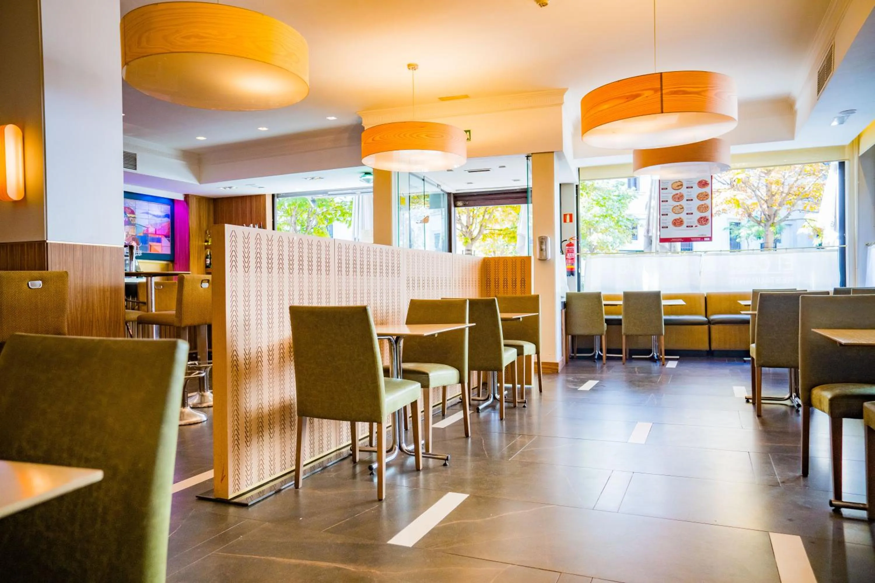 Restaurant/places to eat in Hotel Opera