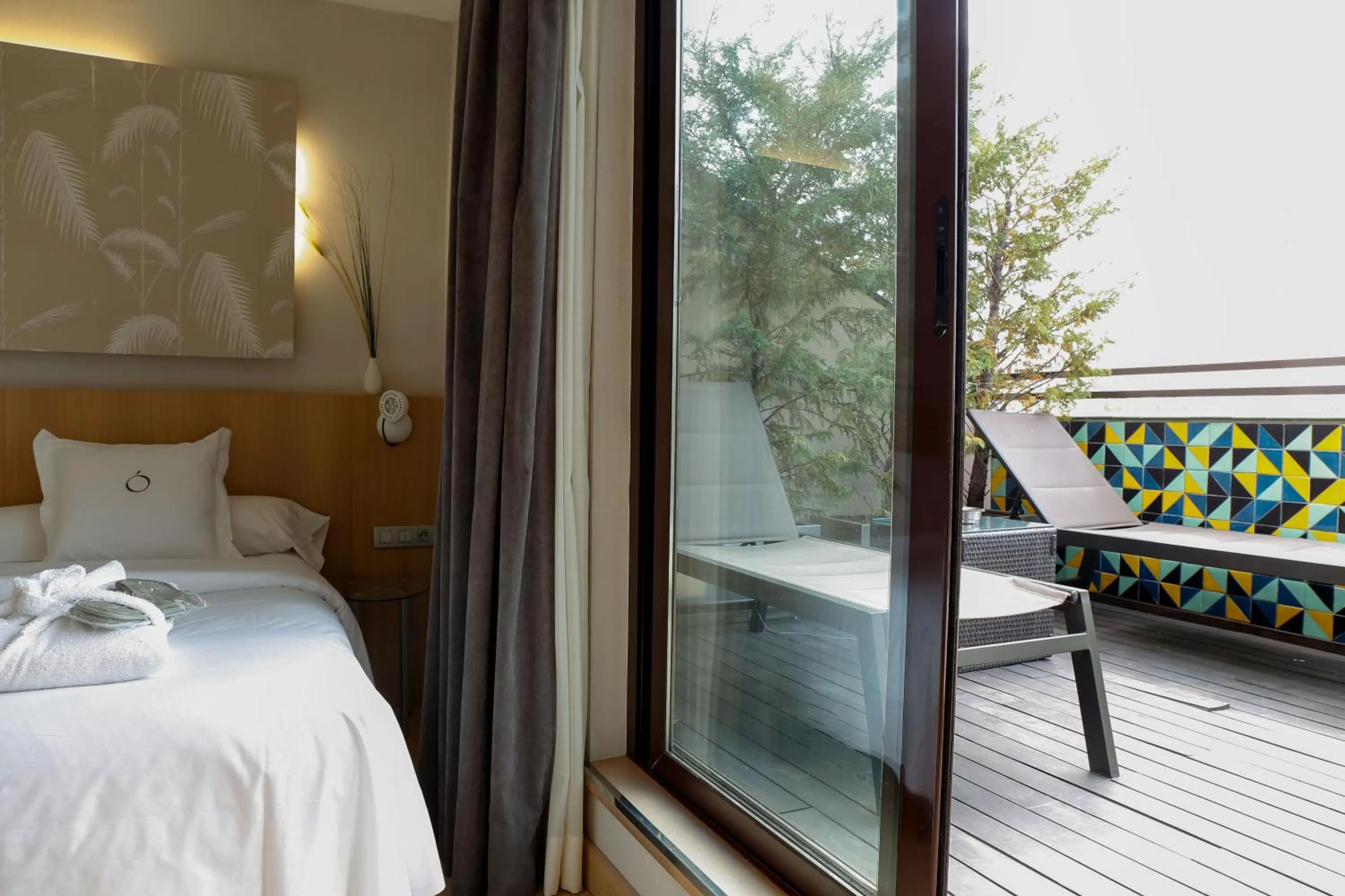 Balcony/Terrace, Bed in Hotel Opera