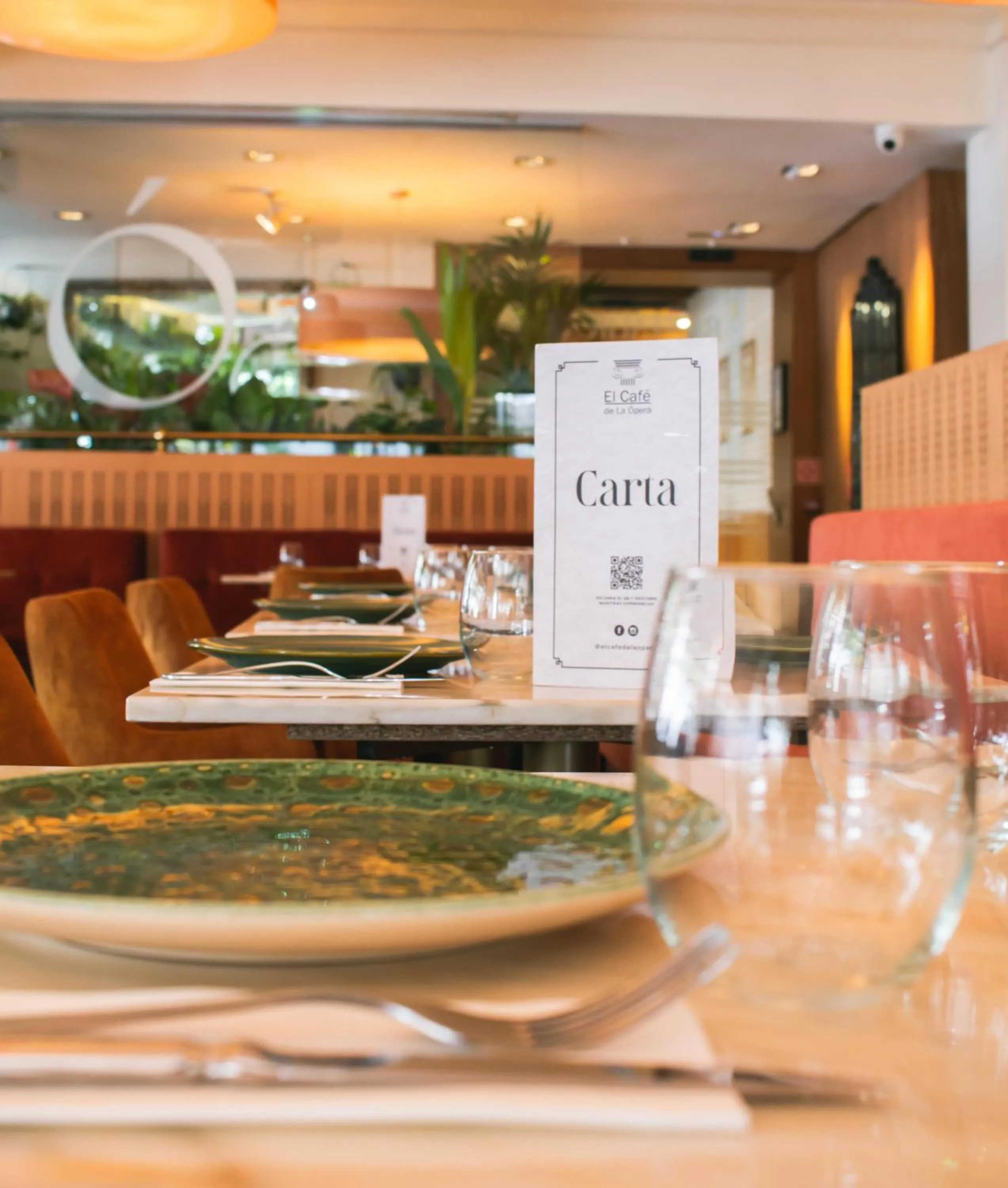 Restaurant/places to eat in Hotel Opera